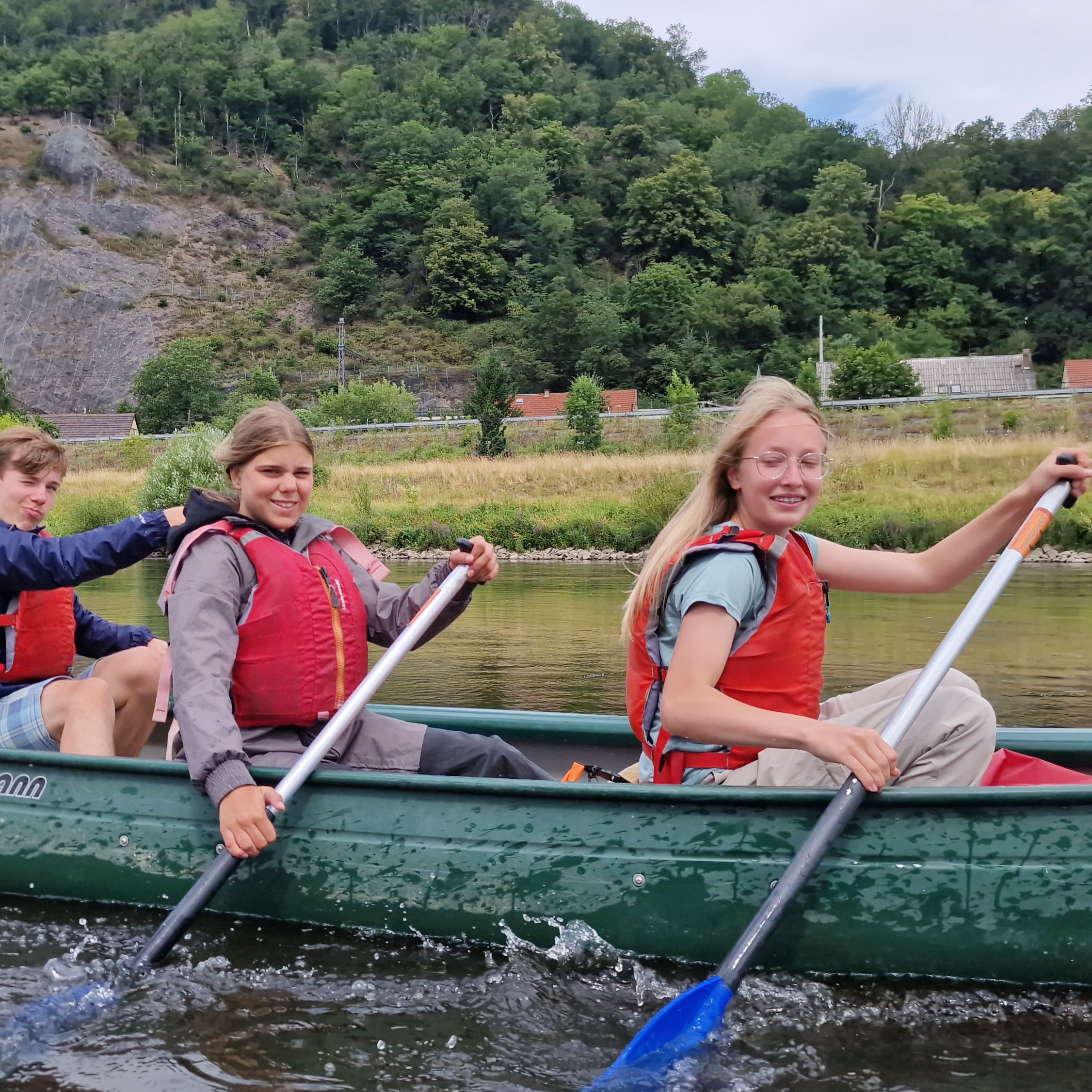 Drei Teenager im Kanu