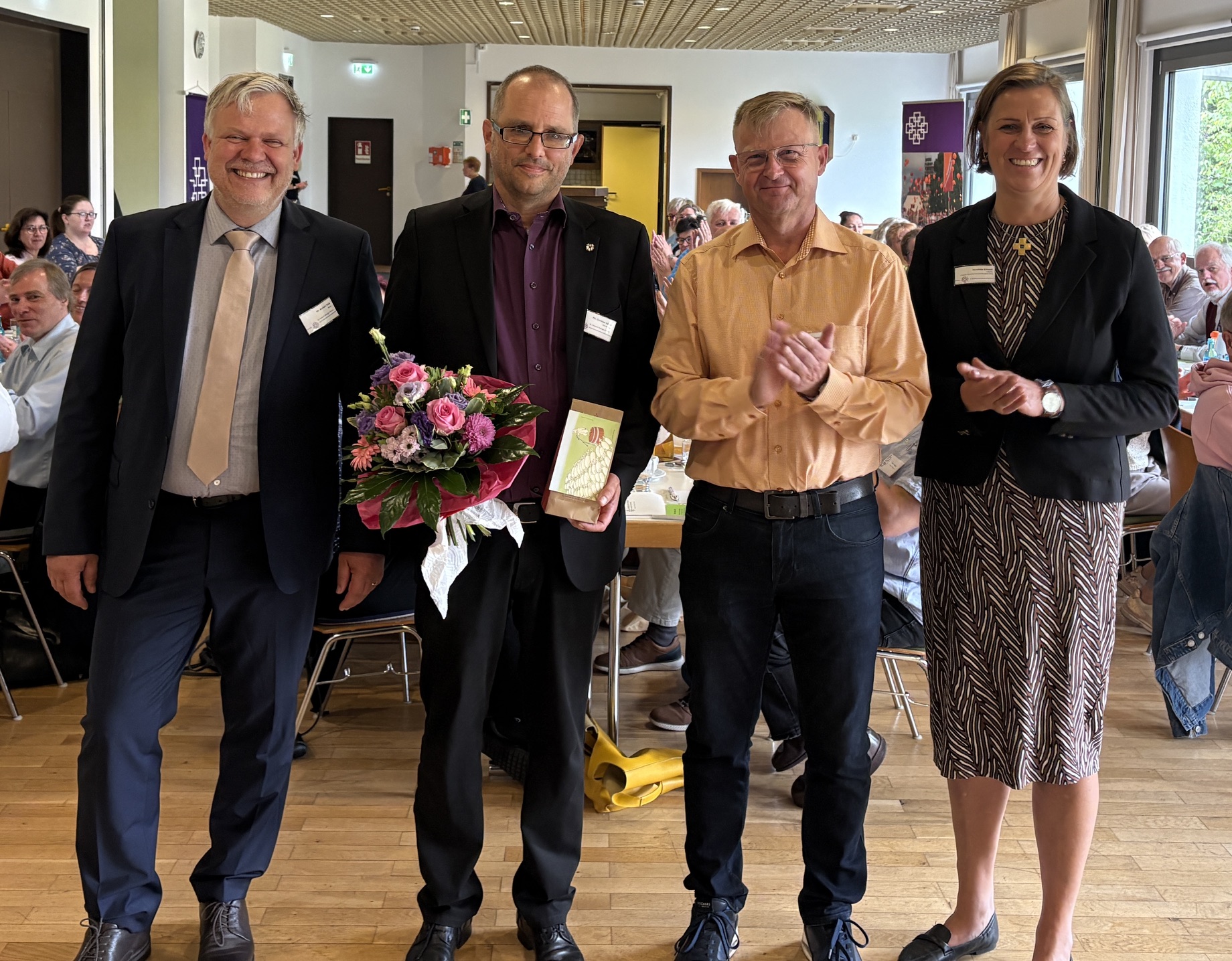 Christian Albers (2.v.l.) neben Dekan Norbert Feick, Präses Christian Pantermöller und Pröpstin Henriette Crüwell