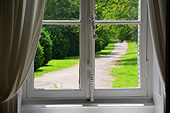 Blick durch ein geschlossenes Fenster