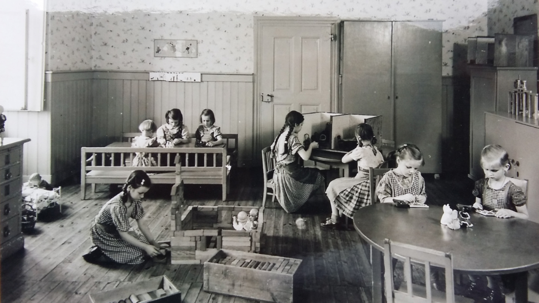 Foto aus dem Bursenbau des ehemaligen Klosters Arnsburg. Dort befand sich 1847 bis 1961 ein evangelisches Kinderheim. Die Kinder wurden dort von den Diakonissen des Elisabethenstifts in Darmstadt betreut.