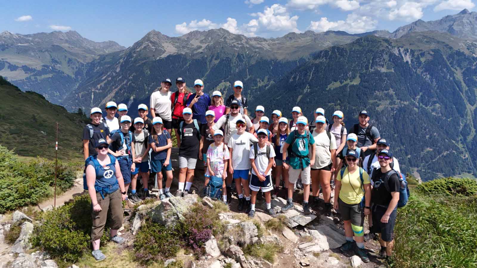 Gemeinsam unterwegs in den Bergen: Die Kinder und das Team des Evangelischen Dekanats Bergstraße bei ihrer Freizeit in Tschagguns in Österreich.