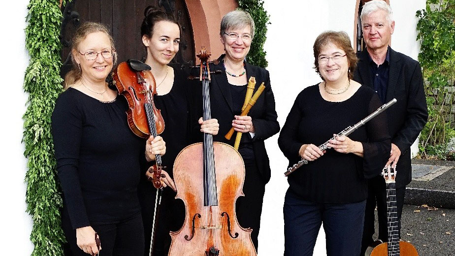 Ensemble_Concertino_C_Veranstalter_16zu9.jpg Fünf Personen in schwarzer Kleidung stehen mit Violine, Cello, Blockflöten, Querflöte und Gitarre nebeneinander.