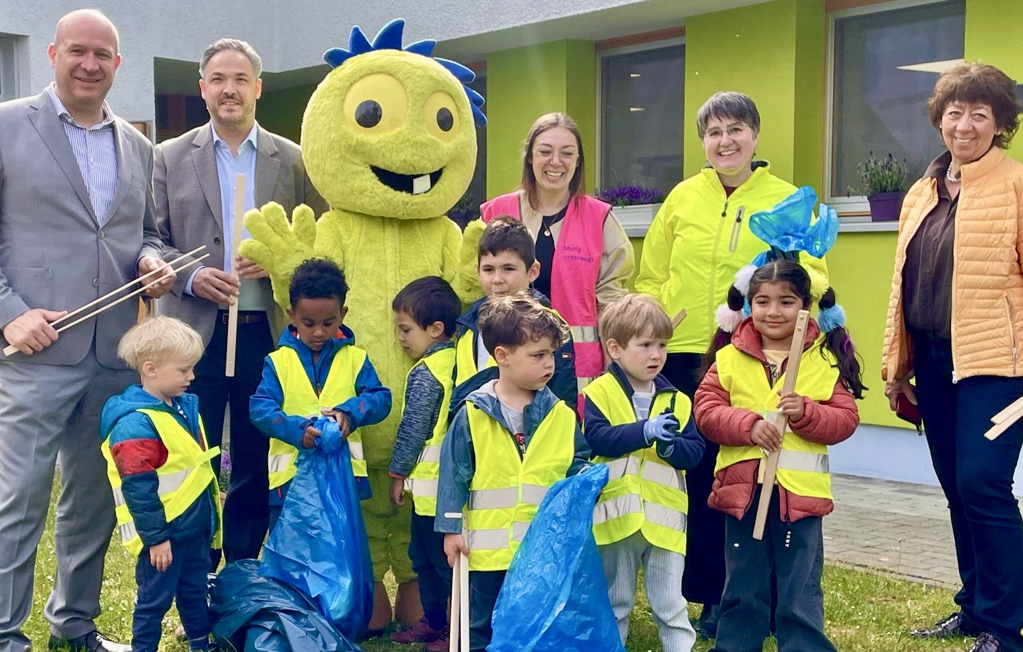 Kinder und Erwachsene mir Warnwesten