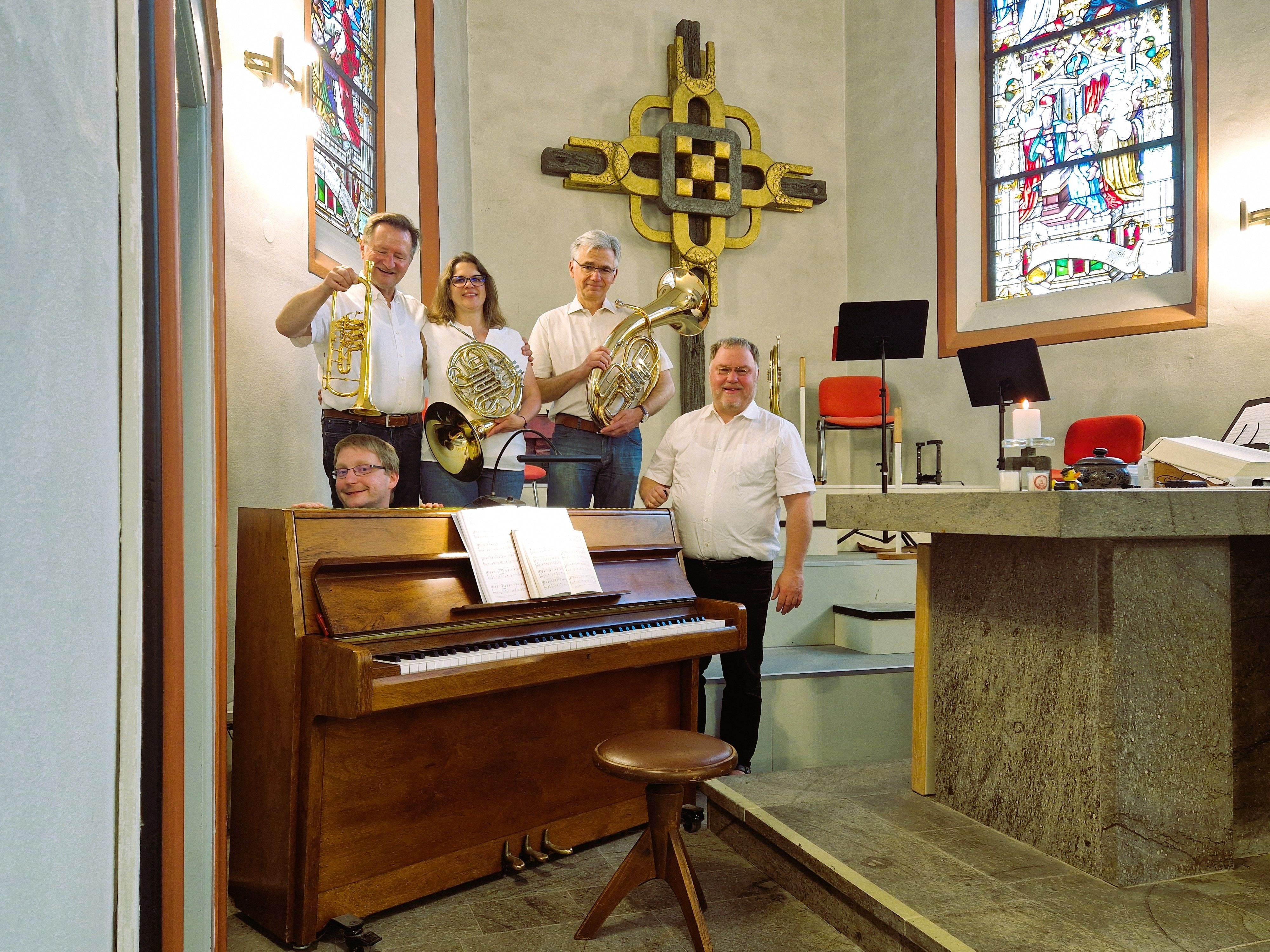 FRECHBLECH musiziert mit Klavier - freches Blech und flinke Finger!