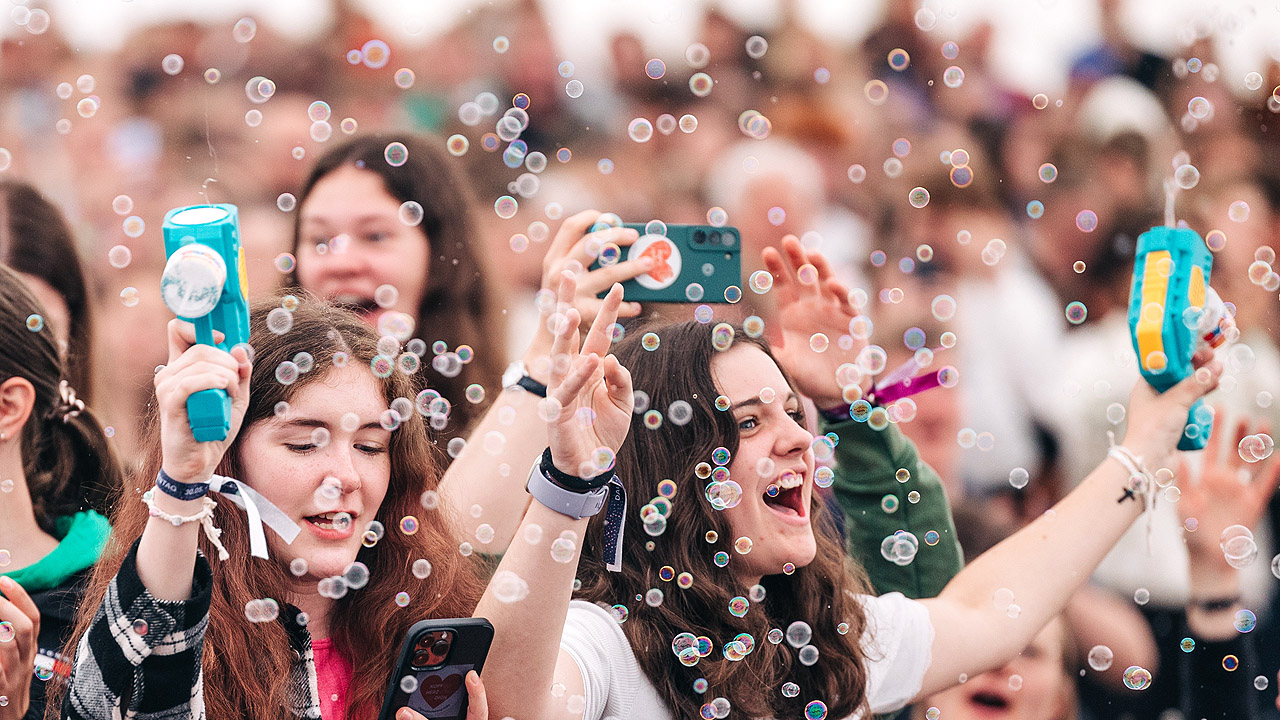 Viele Jugendliche und Seifenblasen