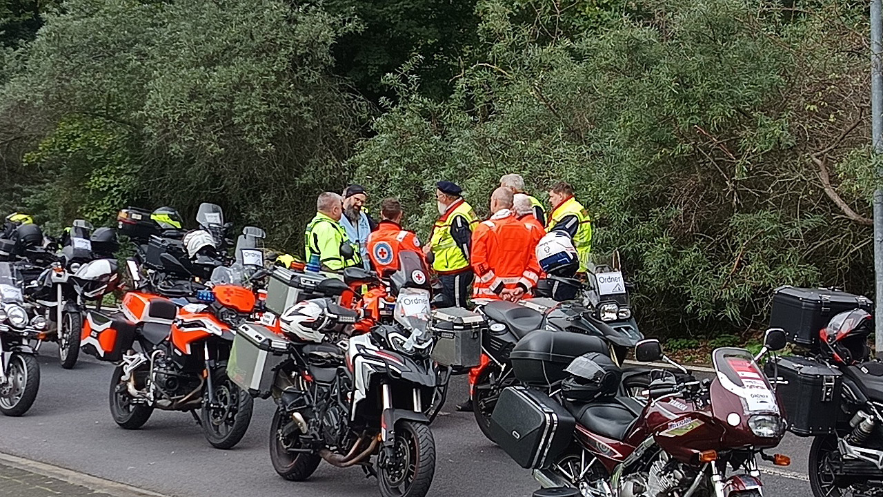 Christliche Motorradfahrer versammeln sich, davor viele Bikes
