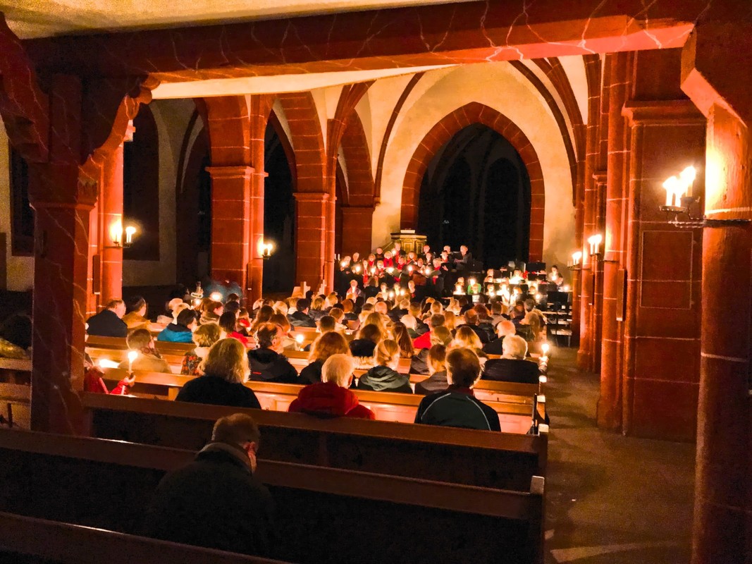 Sängerinnen und Sänger in Kirche und Altarraum.