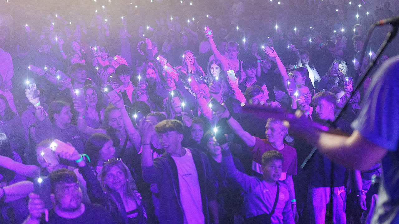 Jugendkirchentag Konzert mit vielen jungen Zuschauern