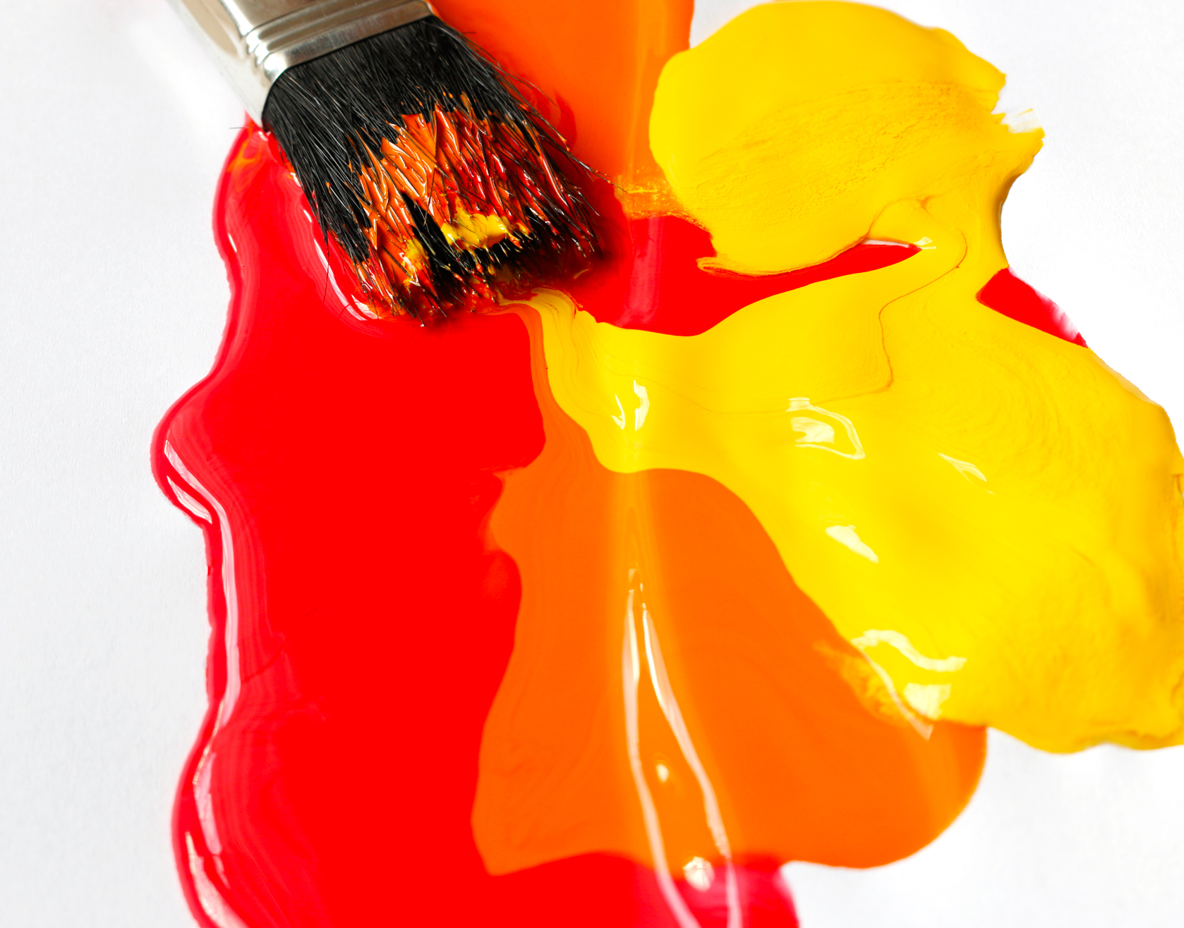 Pinsel in roter, oranger und gelber Farbe