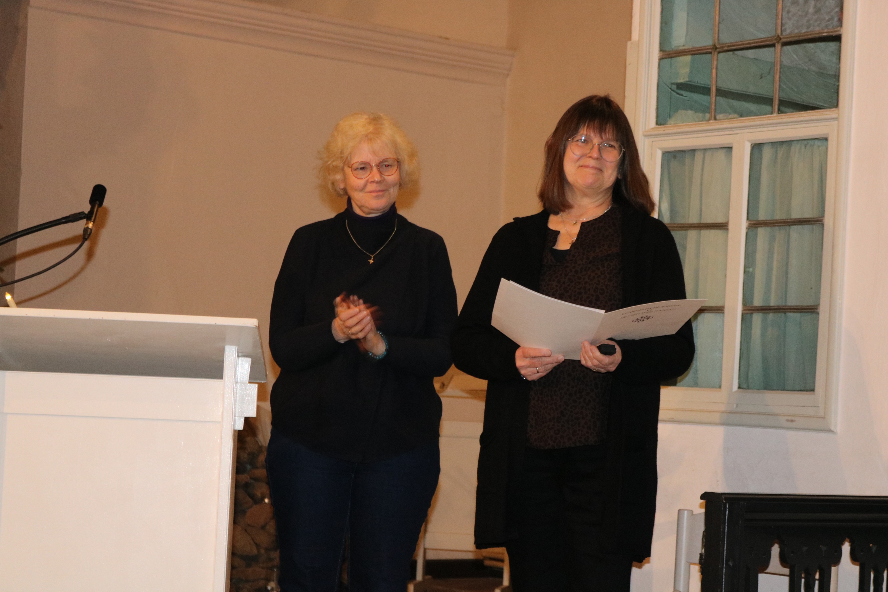 Zwei Frauen vor Rednerpult