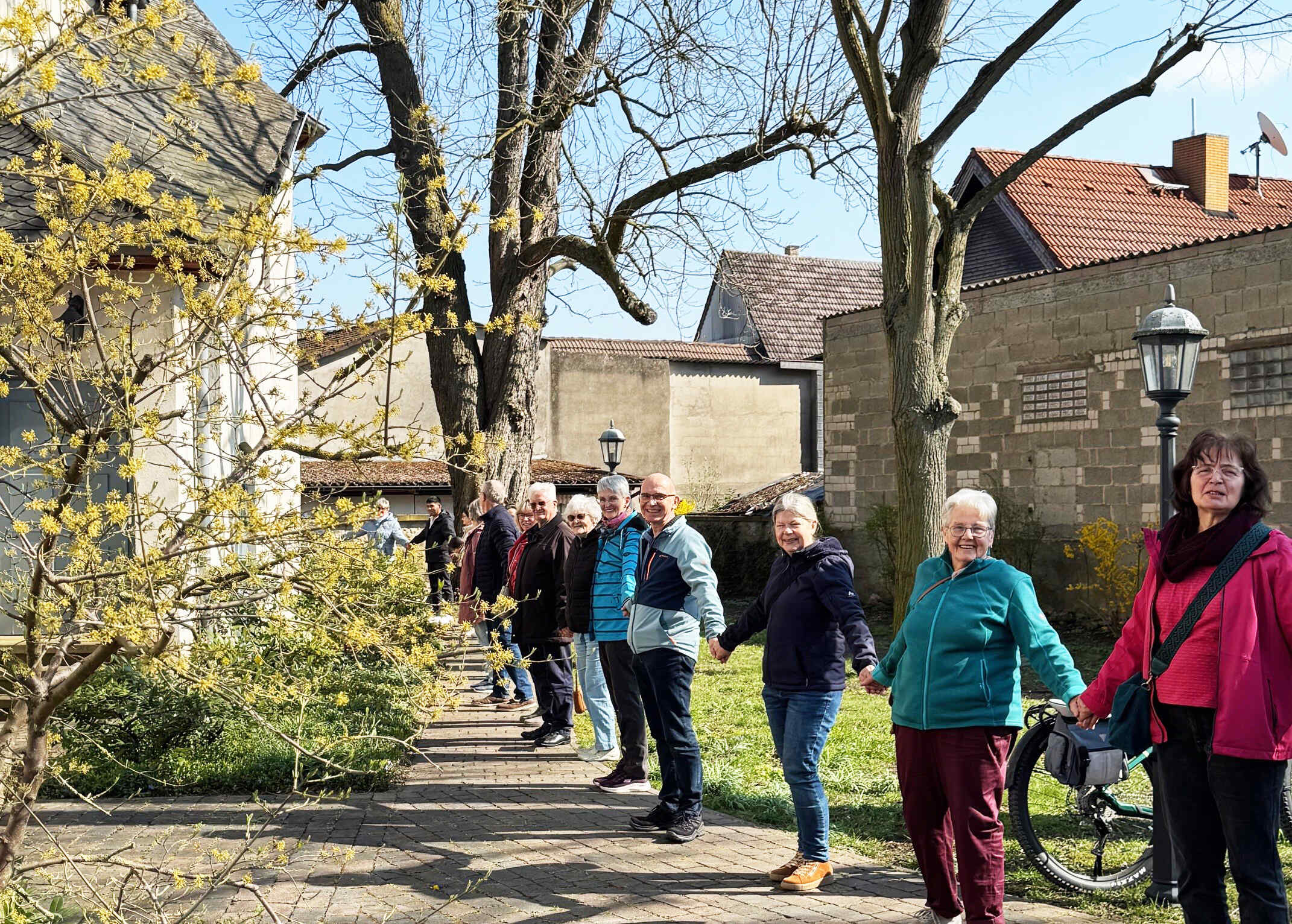 Das Bild zeigt eine Menschenkette um die Kirche in Hergershausen