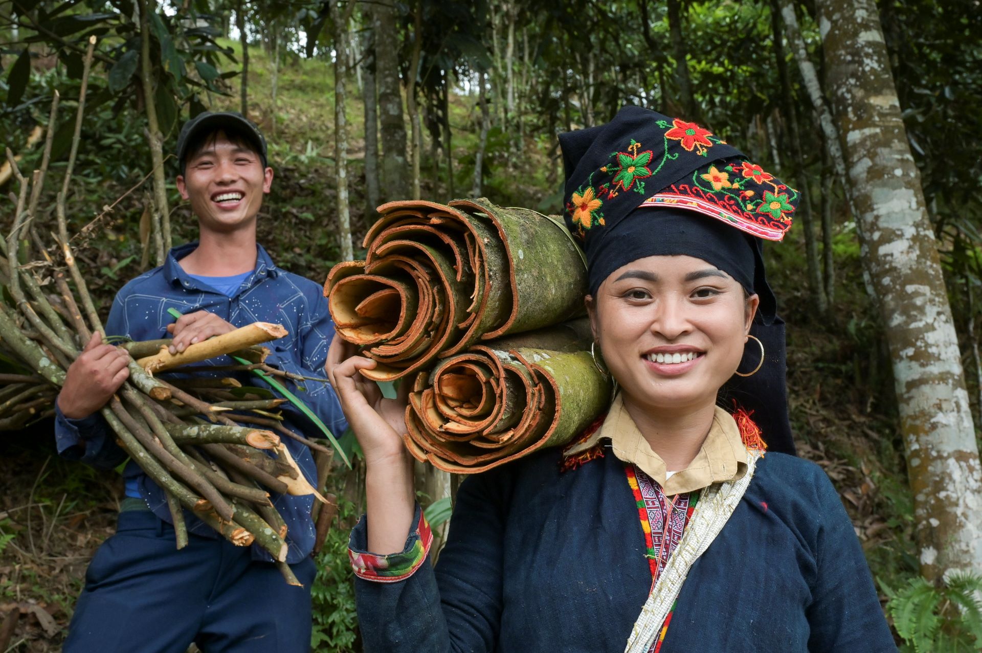 Ton Hoang Thi, 30 Jahre, Kleinbäuerin, seit 2018 im Projekt, und ihr Mann Herr Phuc Ban Hui, 30 Jahre, bei der Zimternte, die Rinde des Zimtbaums wird geschält und anschließend getrocknet, daraus entstehen die bekannten Zimtstangen.