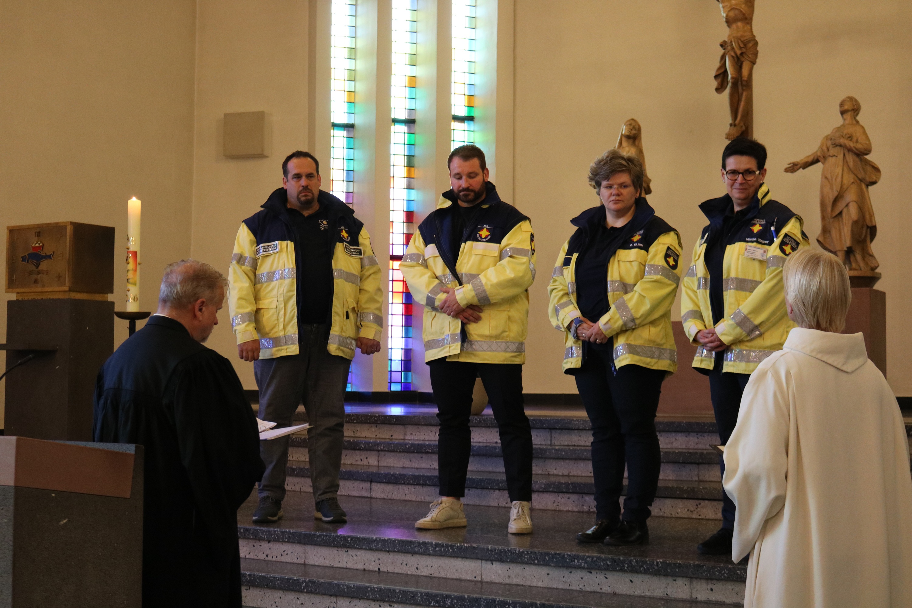 Vier neue Notfallseelsorger stehen nebeneinander und werden von zwei Verantwortlichen offiziell in ihr Amt eingeführt; eine weitere Person gehört ebenfalls zum Team, ist aber nicht im Bild.