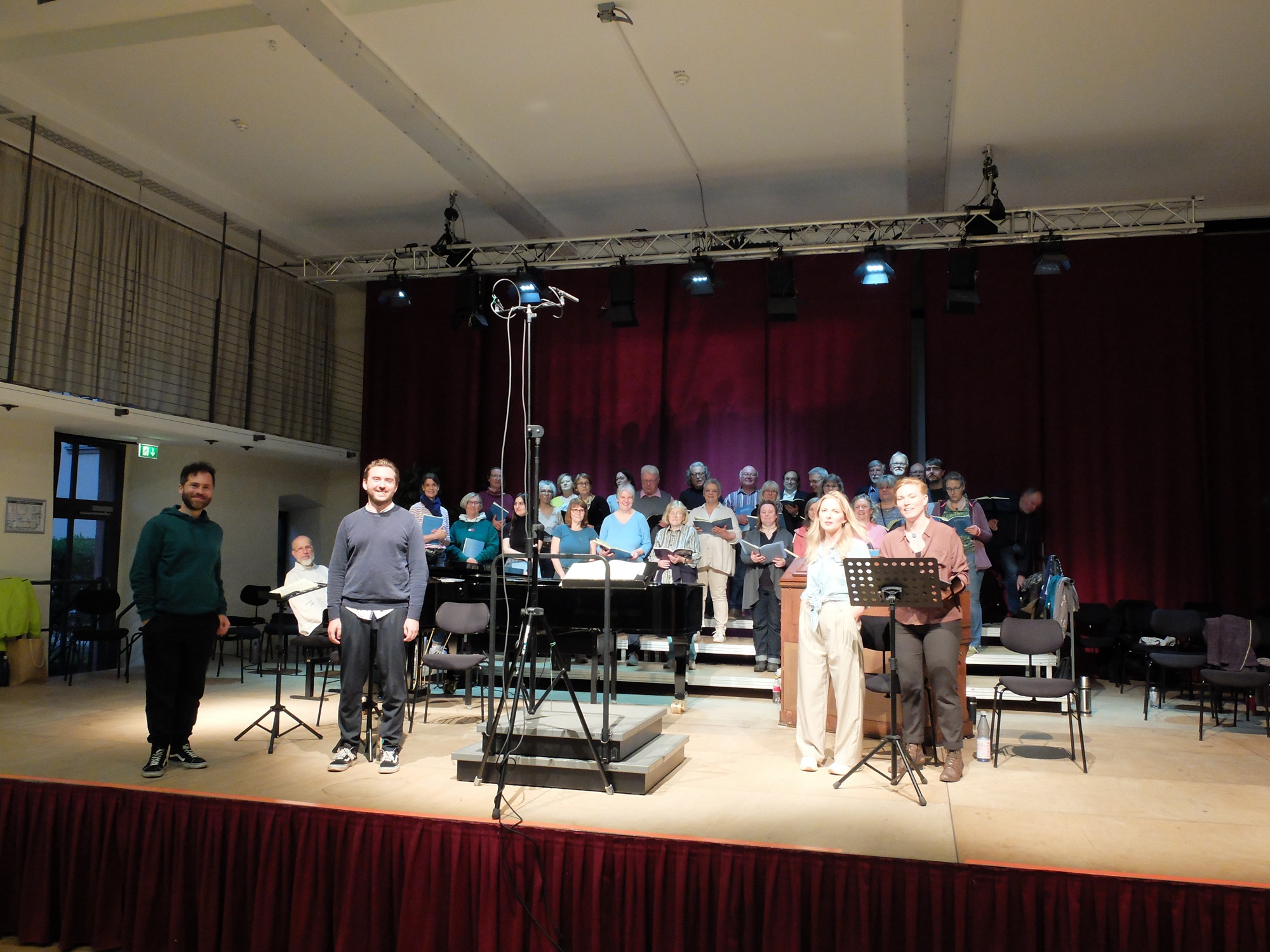 Sängerinnen und Sänger auf einer Bühne.