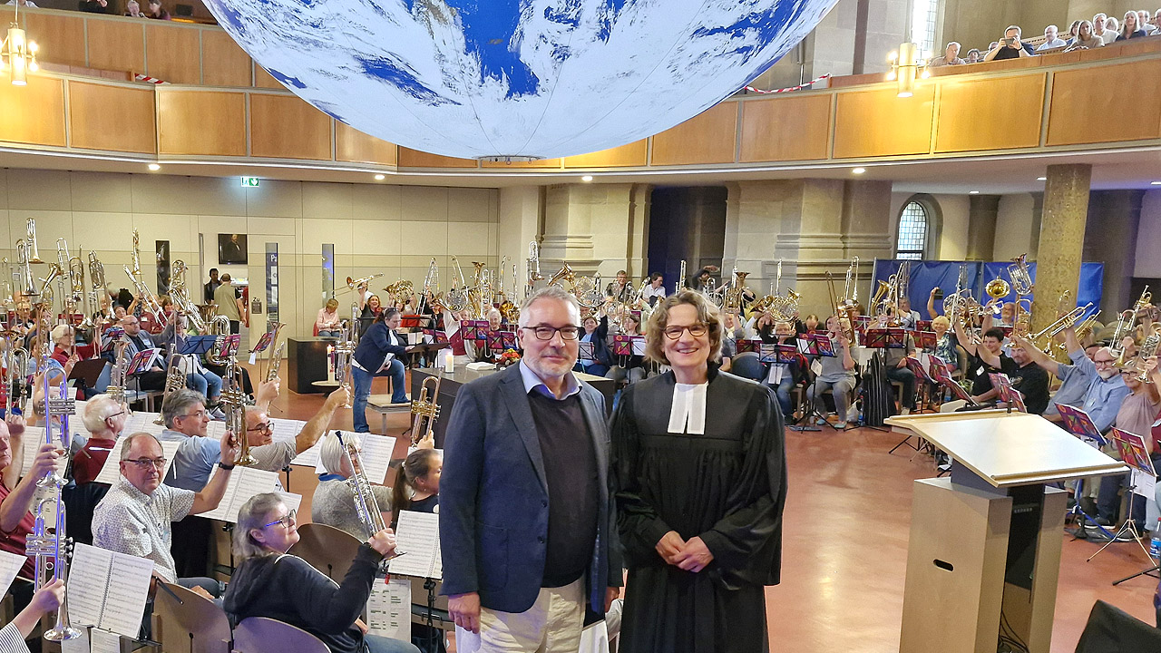 Christiane Tietz und Posaunisten in der Kirche