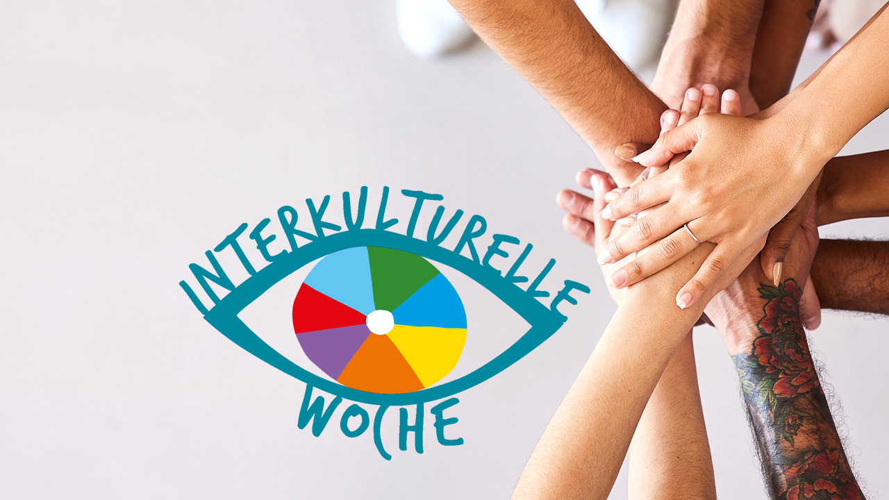 Interkulturelle Woche Logo und Hände von Menschen verschiedener Hautfarben, die übereinandergelegt sind
