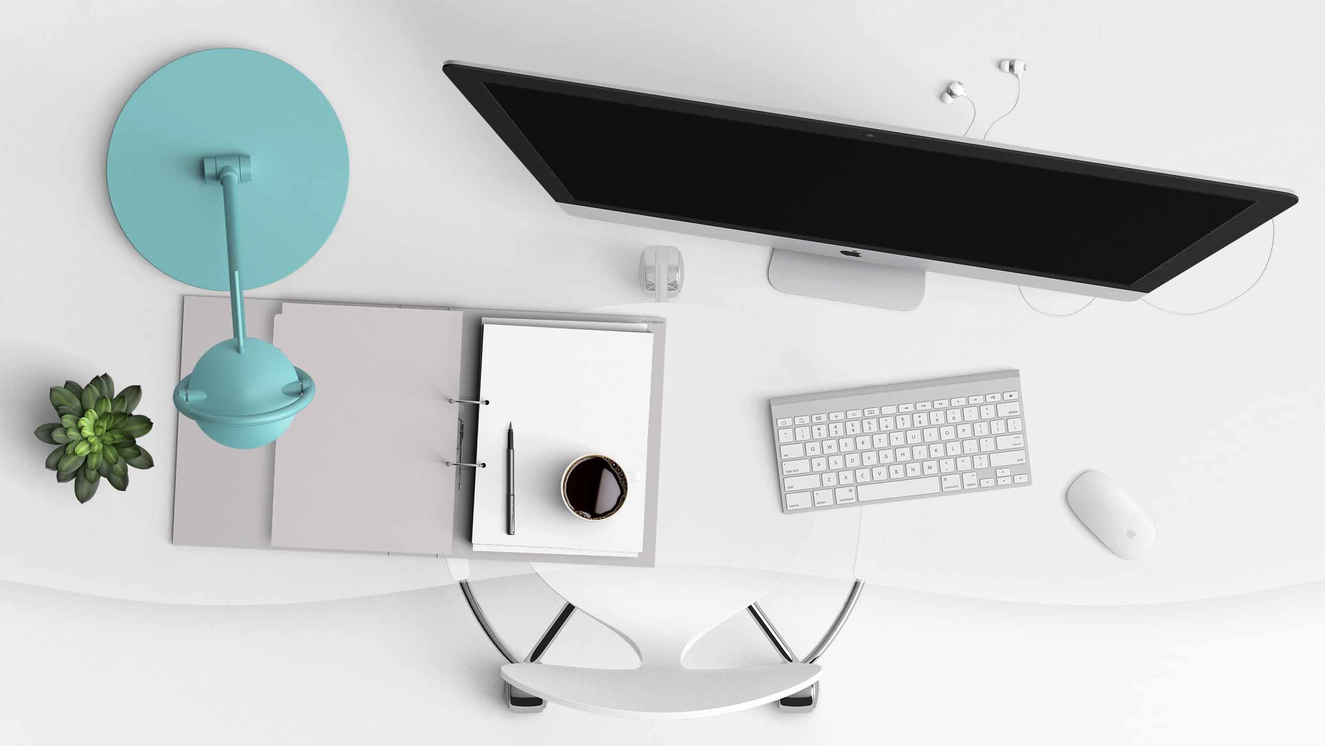 **Alternativtext:**   Heller, minimalistisch eingerichteter Schreibtisch aus der Vogelperspektive mit großem Monitor, Tastatur und Maus. Auf der weißen Arbeitsfläche liegen außerdem Notizbücher mit Stift und Kaffeetasse. Eine türkisfarbene Schreibtischlampe und eine kleine Grünpflanze setzen farbliche Akzente.