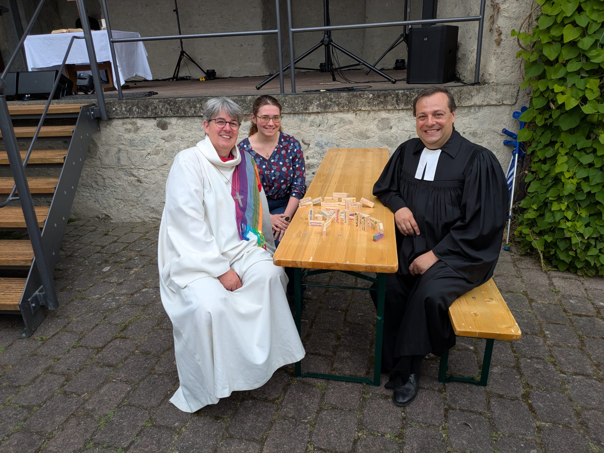 Burgfest 2026 Britta Höhler und Christian Elias sitzen an der Laneburg