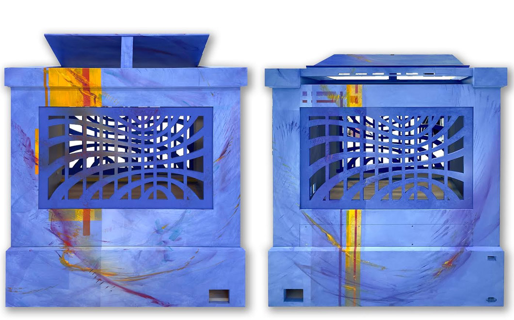 Zwei Ansichten einer kleinen, blau gestalteten Truhenorgel vor weißem Hintergrund. Das transportable Instrument ist mit abstrakten Farbmustern in Gelb, Orange und Violett verziert. Auf beiden Seiten befindet sich ein dunkelblaues, rechteckiges Ziergitter mit geschwungenen, geometrischen Aussparungen. Links ist die Orgel mit geöffnetem Deckel zu sehen, rechts mit geschlossenem Deckel.
