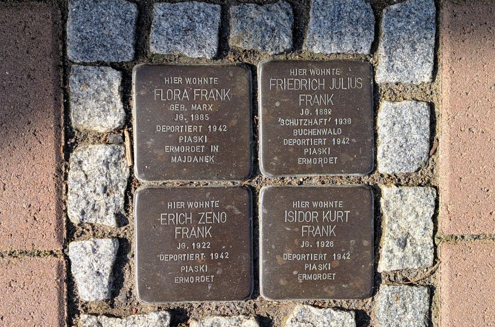 Das Bild zeigt 4 Stolpersteine mit den Namen der Opfer.