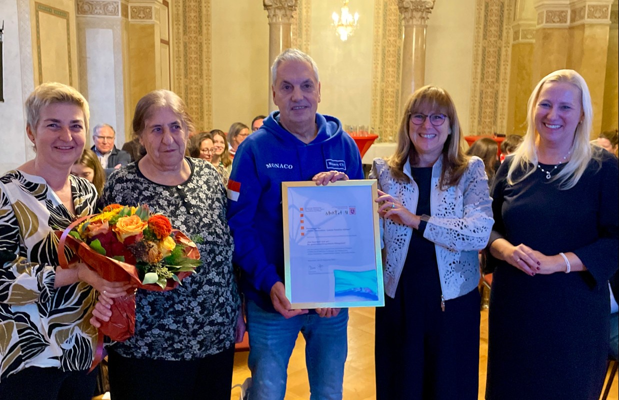 fünf Personen bei einer Presiverleihung