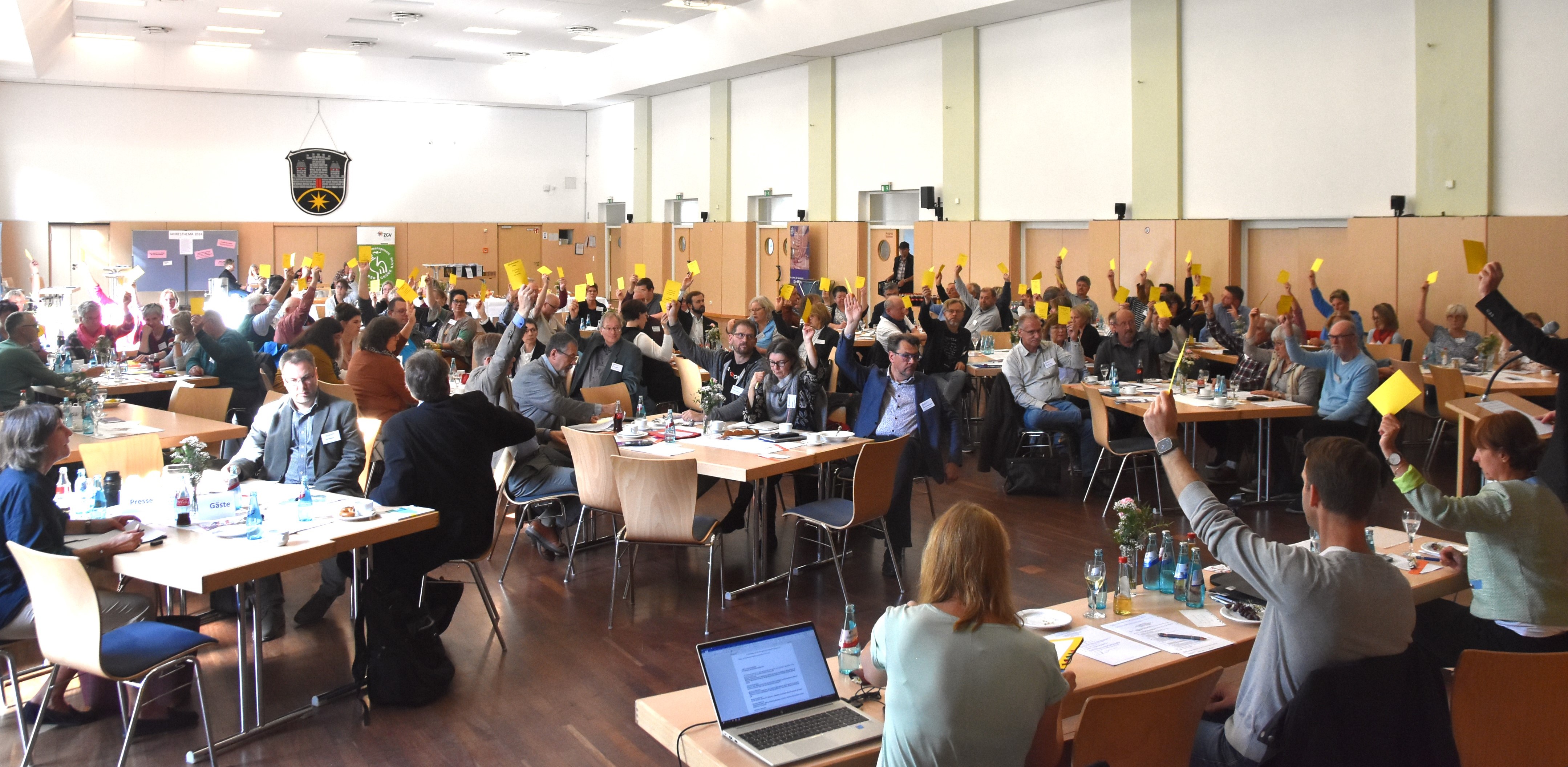 Blick in den großen Saal des Bürgerhauses Nidda, wo die Synode tagt. Die Synodalen stimmen ab. 
