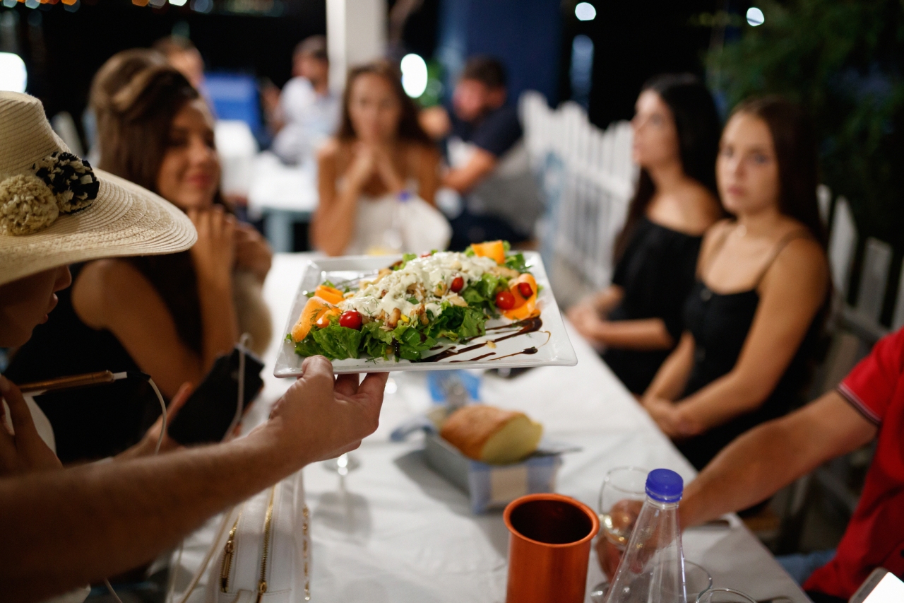 Essen wird am Tisch aufgetragen