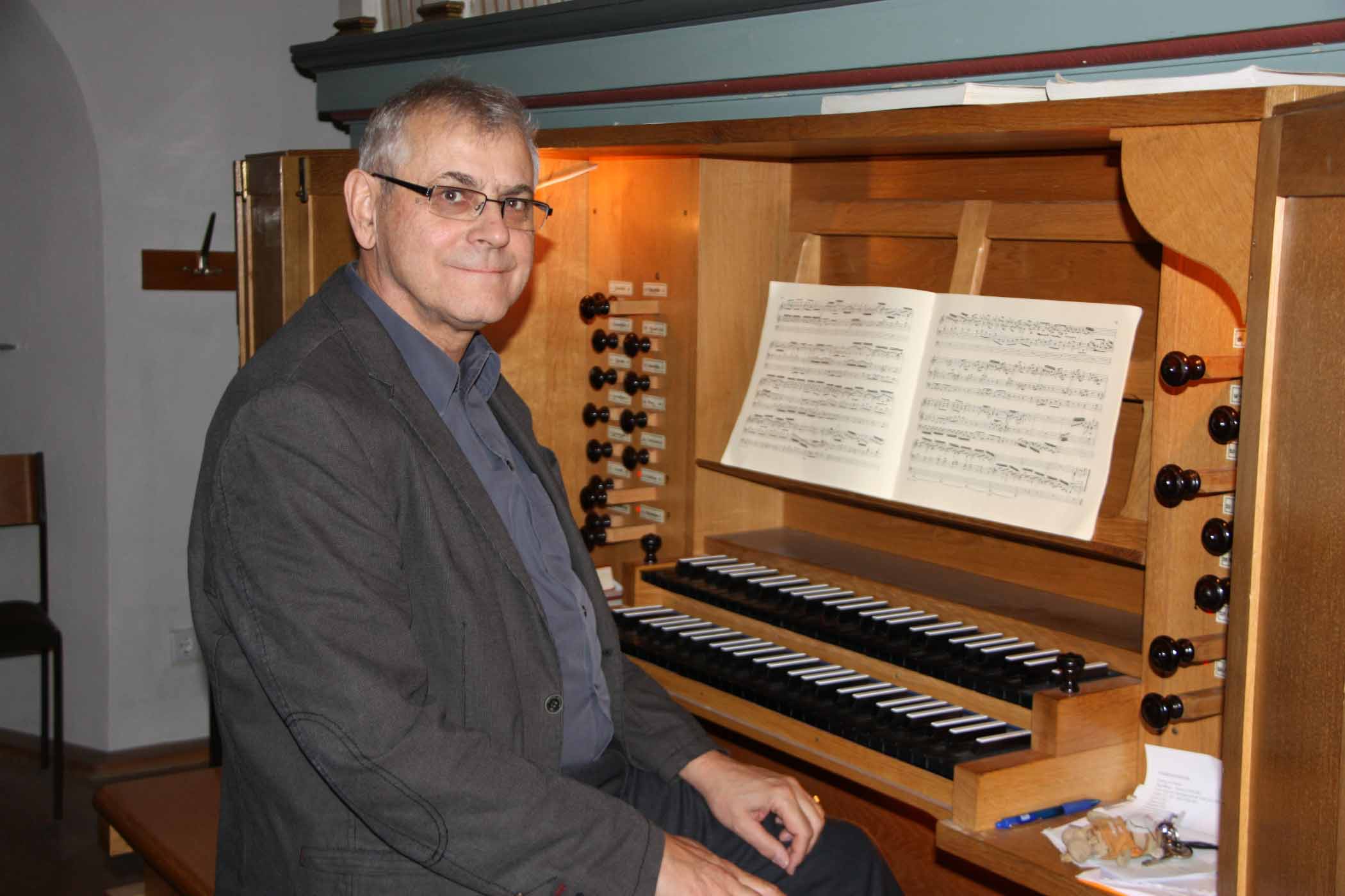 Mann an Orgel