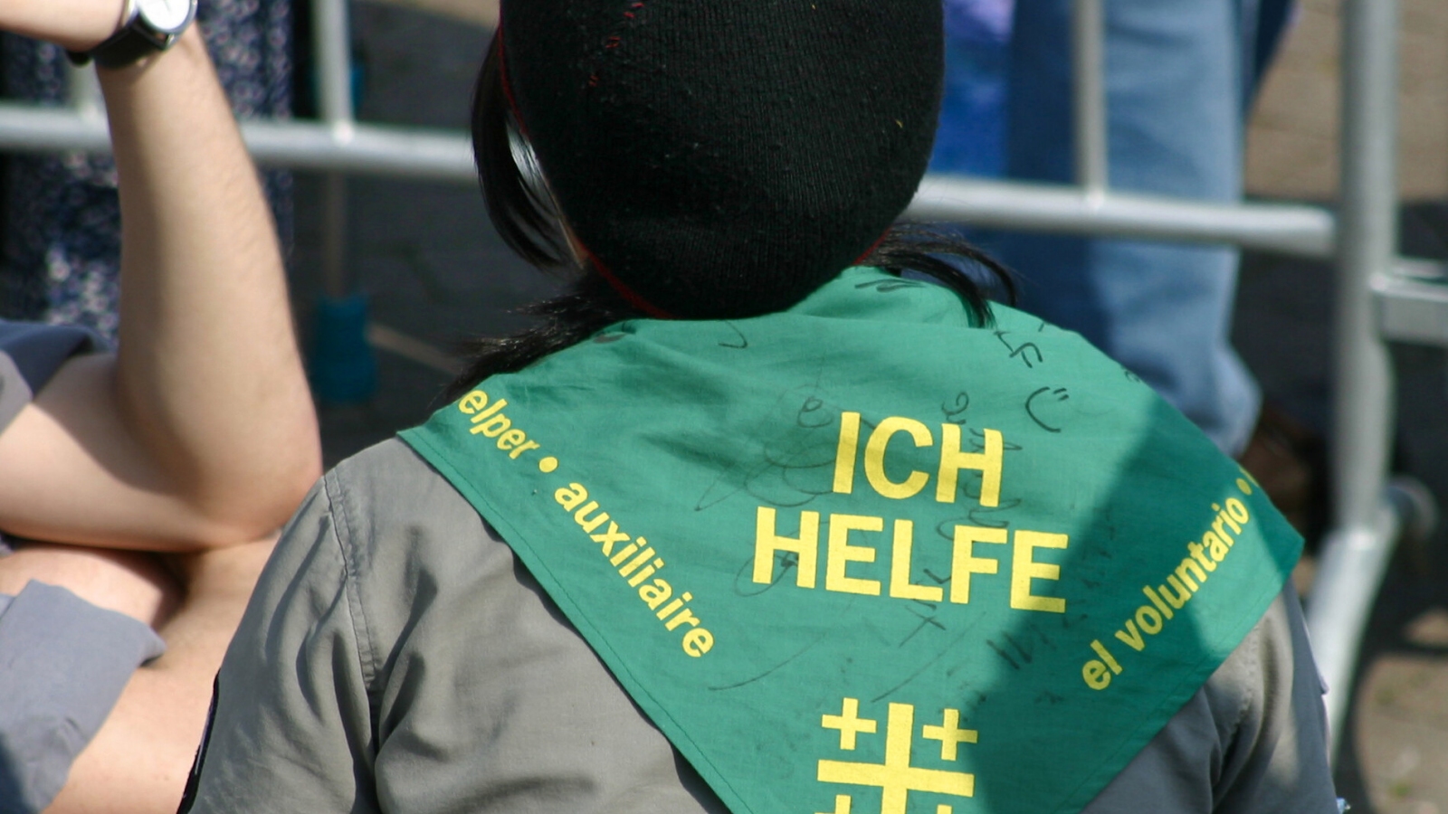 Eine Helferin trägt ein Halstuch mit der Aufschrift "Ich helde"