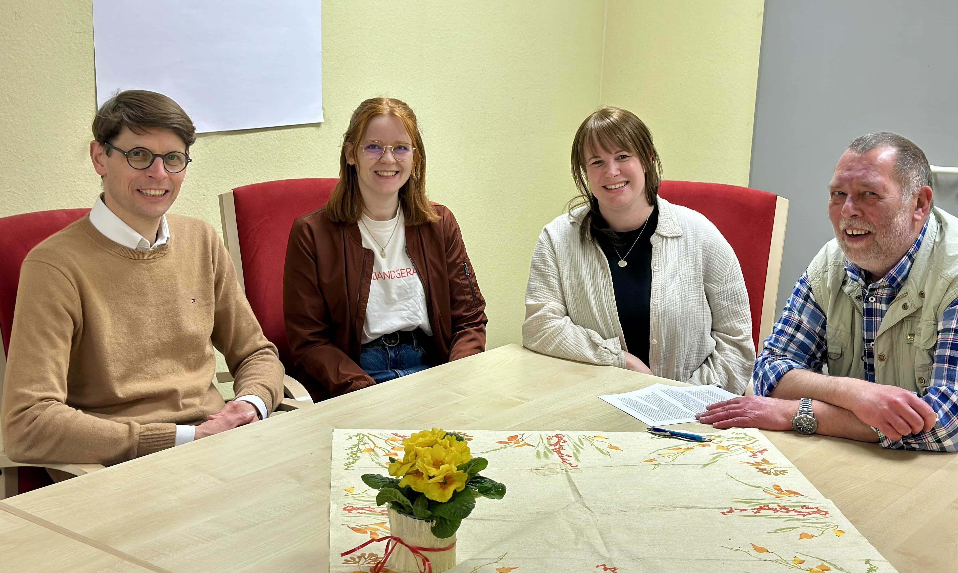 Auf dem Bilder sind vier Personen zu sehen, die nebeneinander am Tisch sitzen. Es handelt sich von links um Christoph Schaufler, Stella Berker, Laura Opper und Edgar Viertel-Harbich. Sie bilden das Präventionsteam.