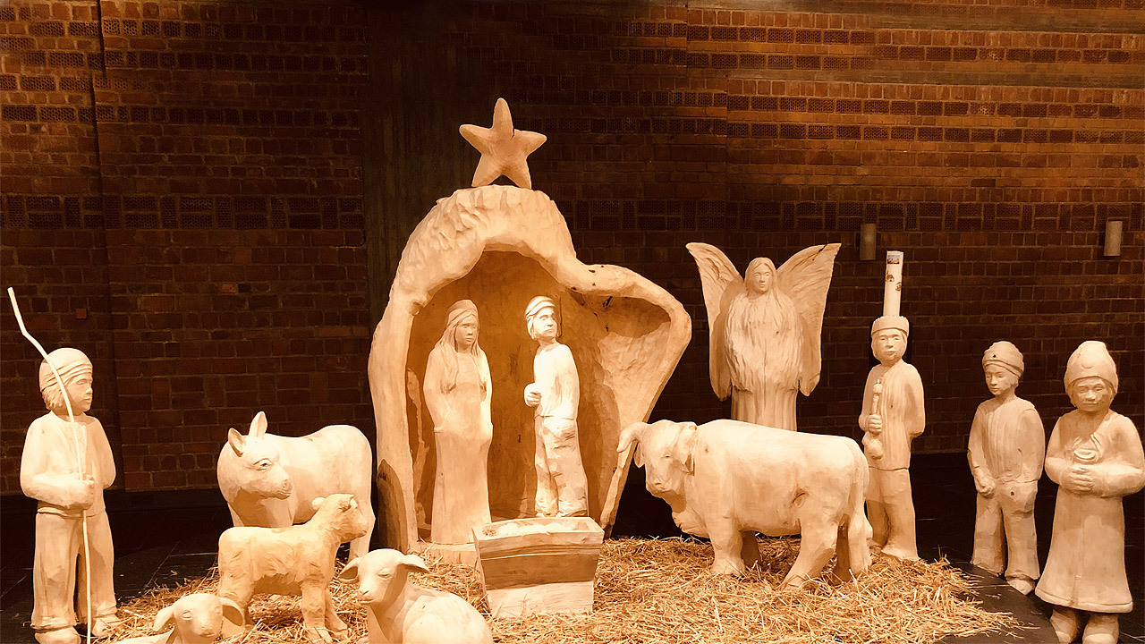 Krippe Krippenfiguren aus hellem Holz