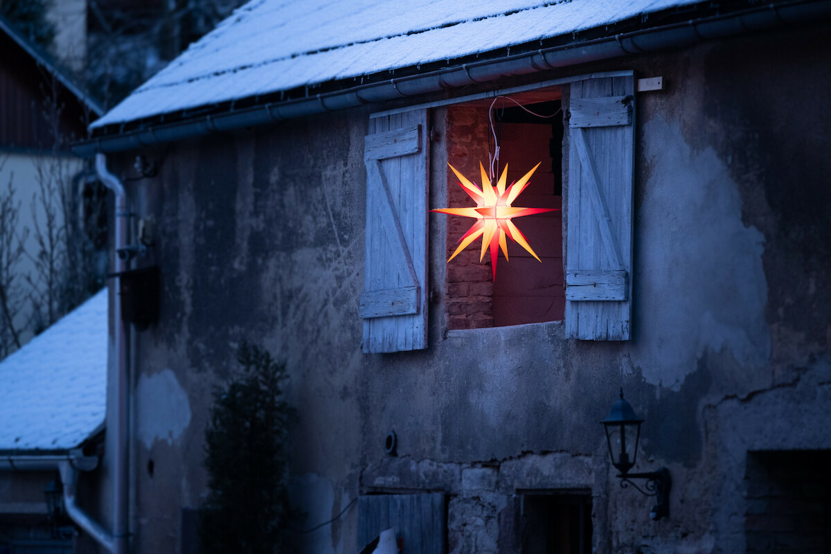 Herrenhuther Stern in einem Stall