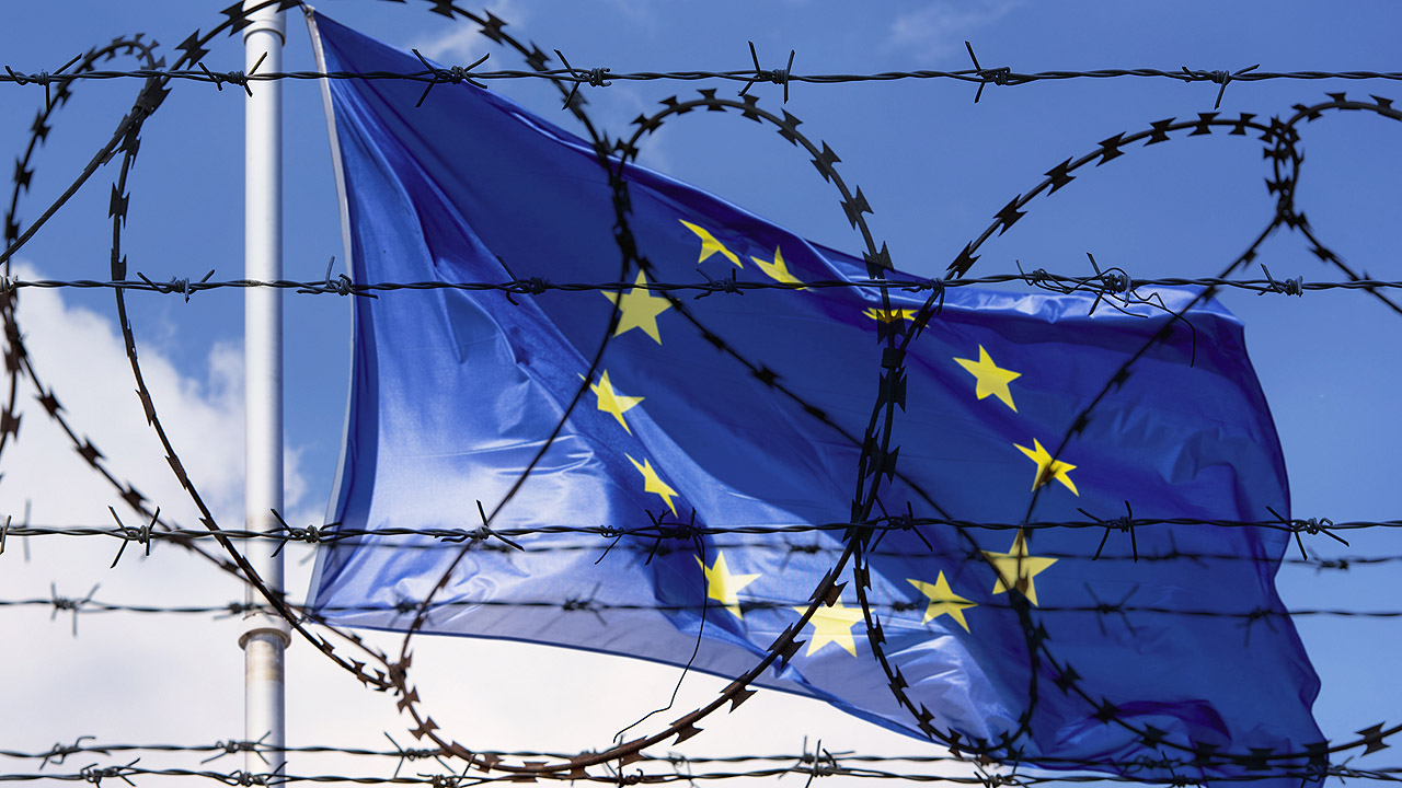 EU und Asyl Stacheldraht vor der EU-Fahne