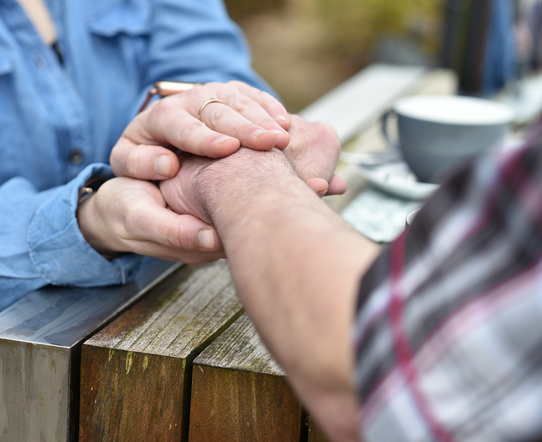 Hospizbegleitung_Symbolbild_C_Tobias_Frick_fundus-medien.de_web.jpg Hände, die sich berühren