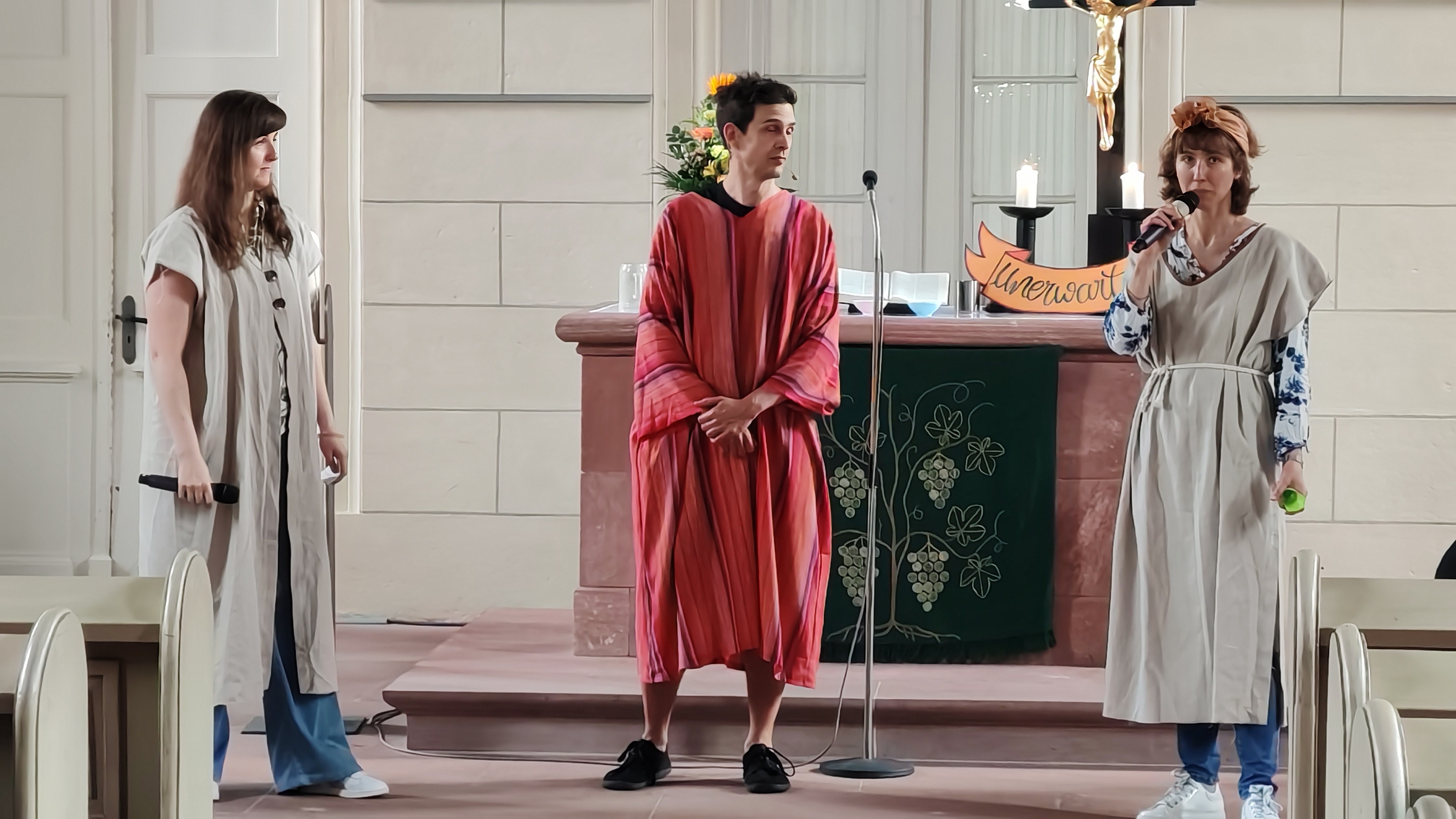Das Bild zeigt 3 Personen beim Theaterstück im Lichtblickegottesdienst.