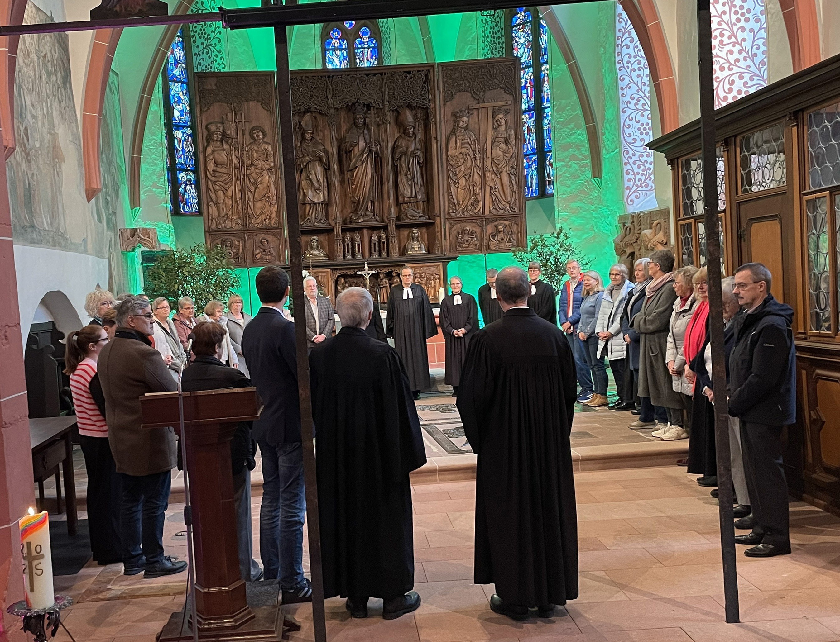 Ganz schön viele: Die Kirchenvorstände der bisher sechs Kirchengemeinden versammelten sich im Chorraum der evangelischen Stadtkirche in Babenhausen.