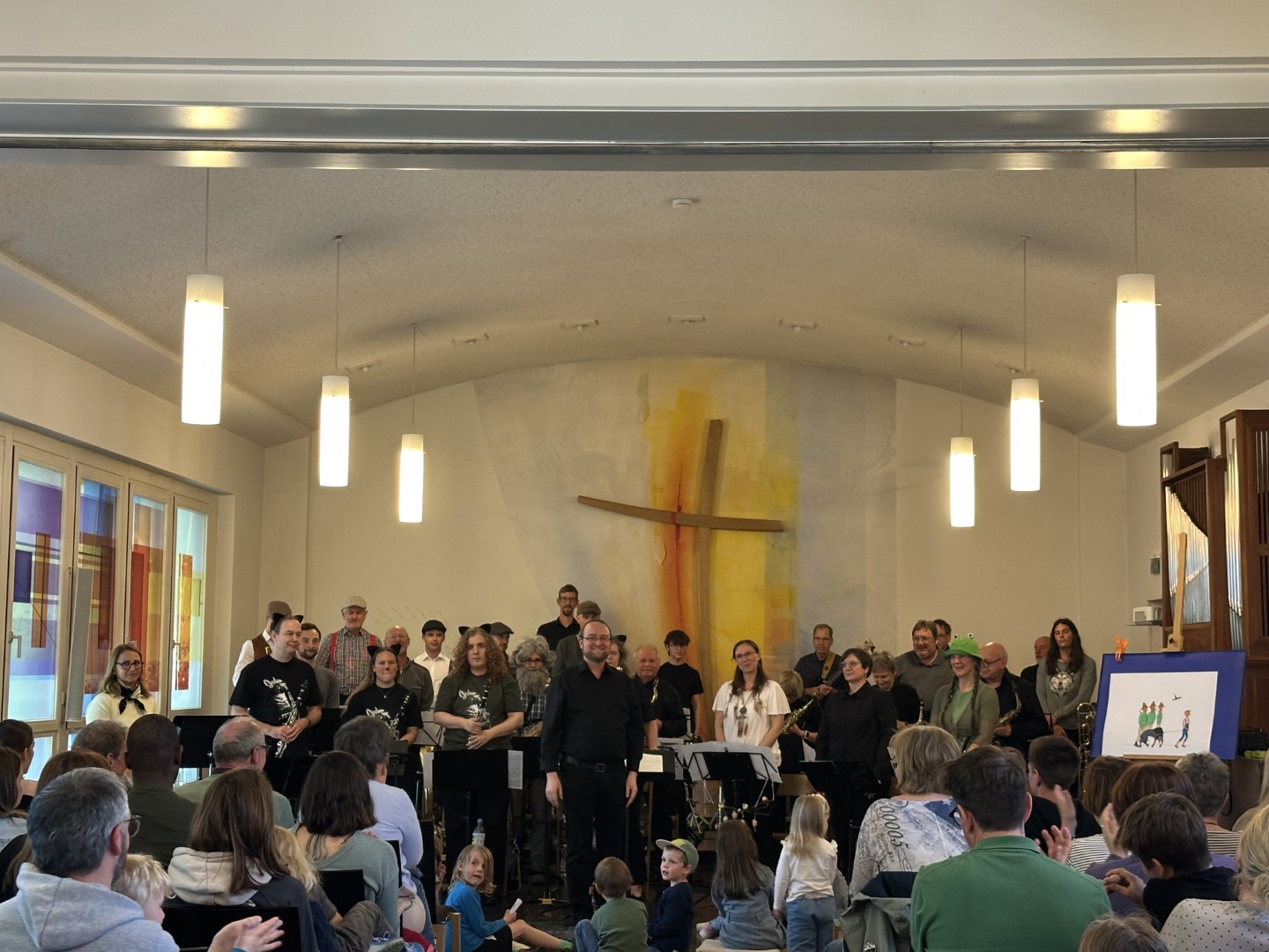 das Orchester des Musikvereines Harmonie, spielt Peter und der Wolf im Paulusaal der ev. Kirche in Herrnsheim
