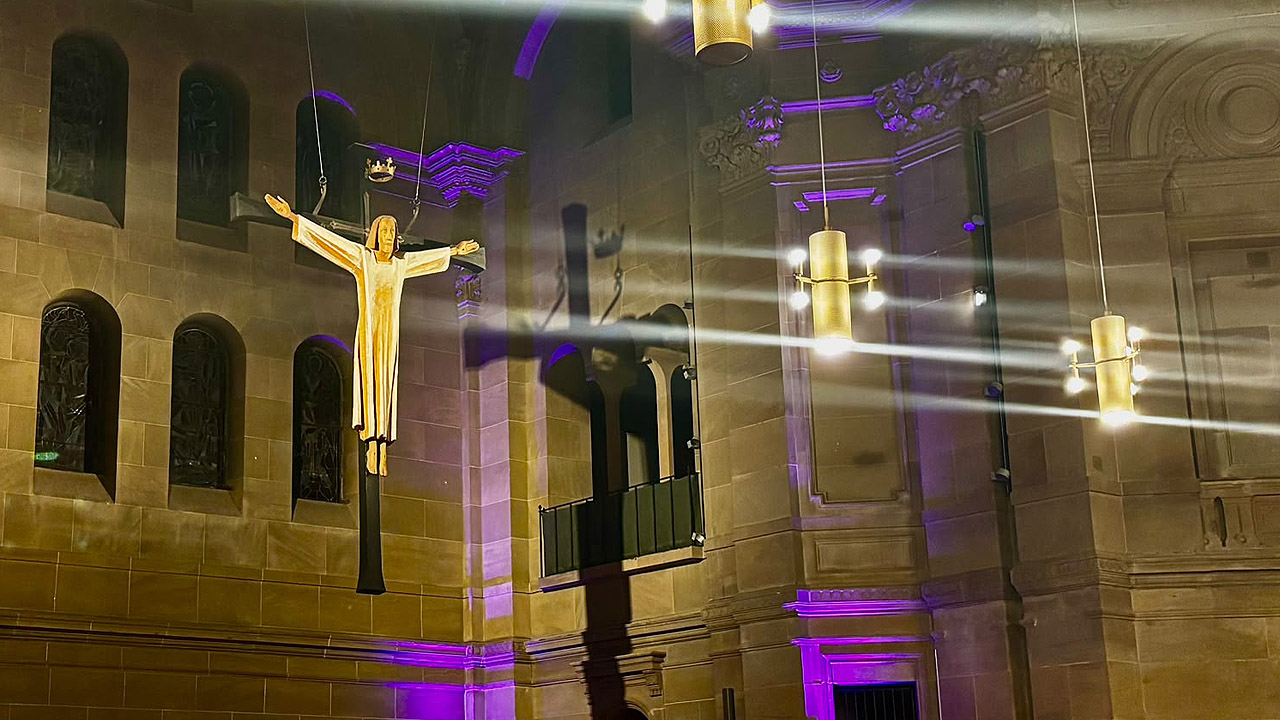 Hängende Jesusfigur im Kirchenraum