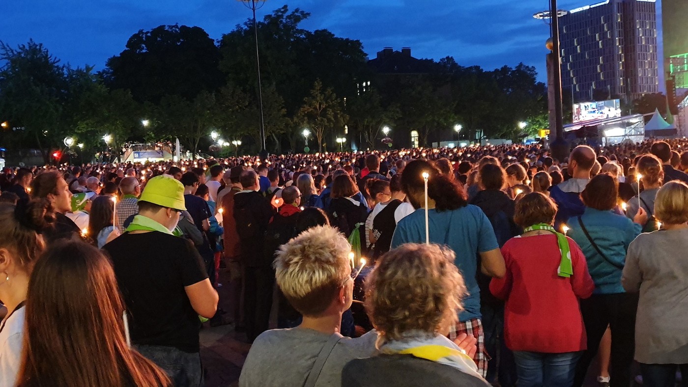 Menschengruppe vor Bühne