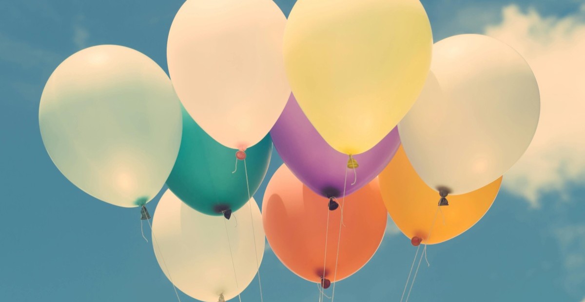 Bunte Luftballons vor blauem Himmel