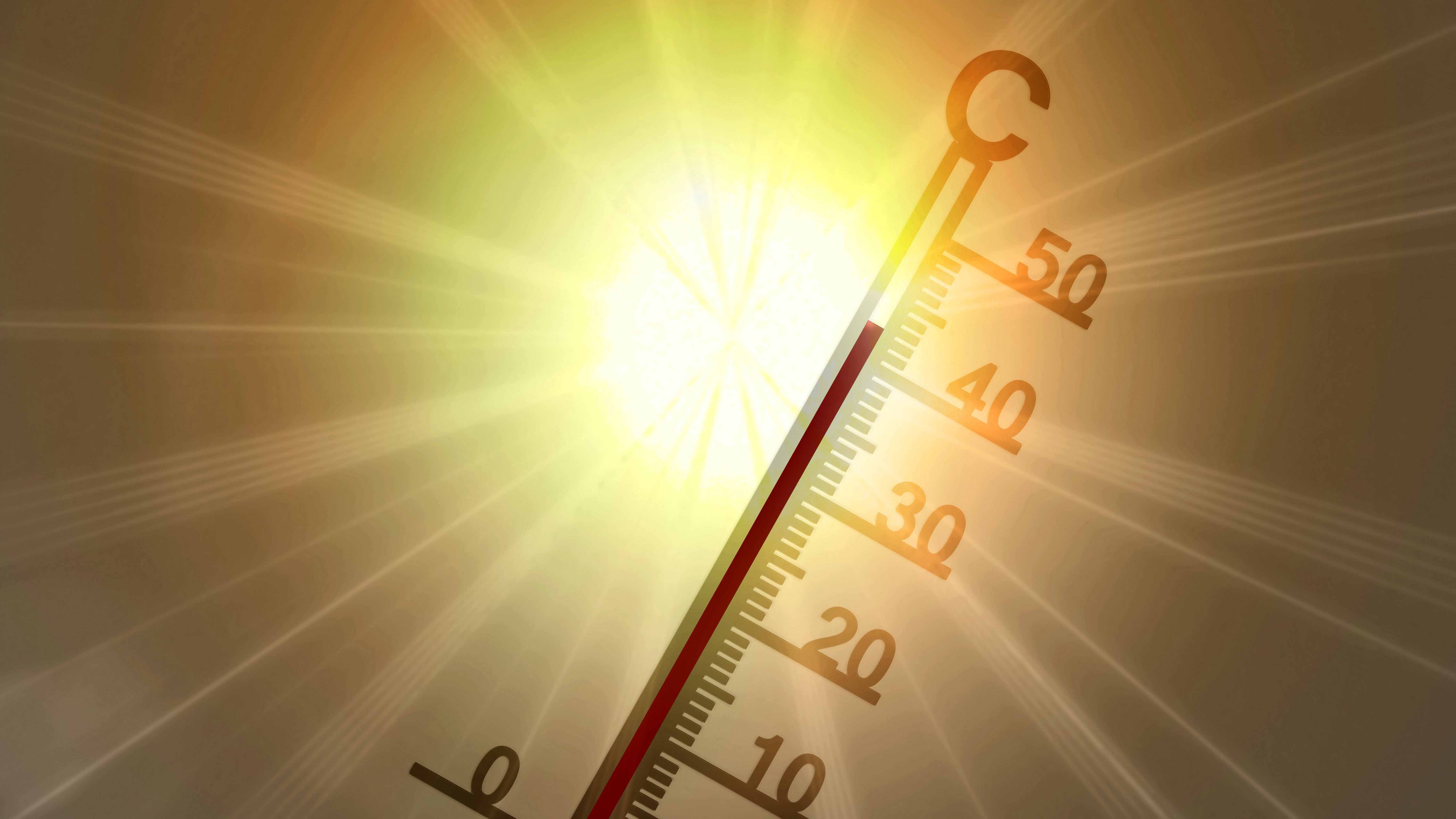 Hitze_Symbolbild_C_geralt_Pixabay_16zu9.jpg Thermometer vor grellem Sonnenlicht, die Anzeige liegt über 40 Grad und symbolisiert starke Hitze.