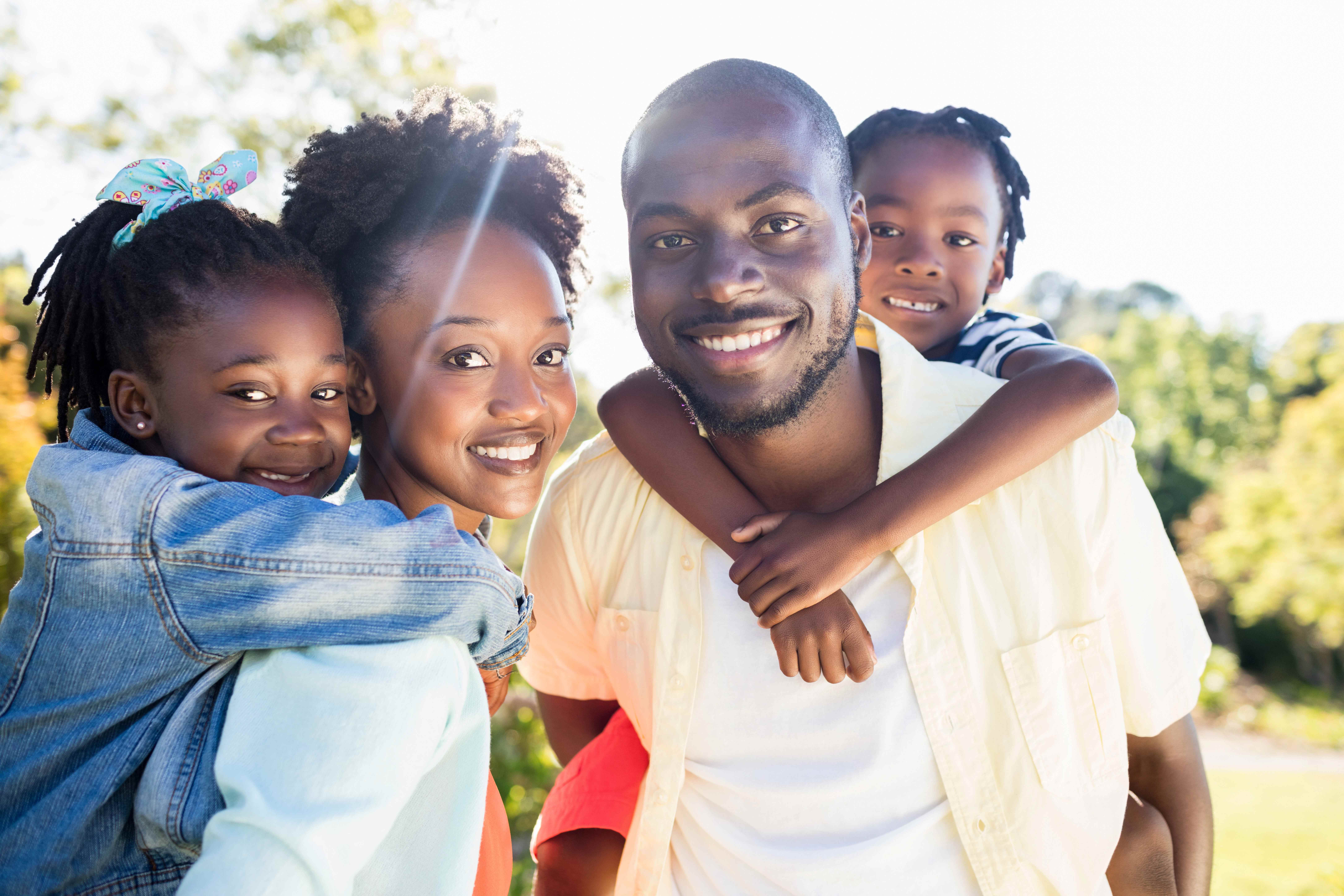 Auf dem Foto ist eine Familie mit zwei Kindern zu sehen