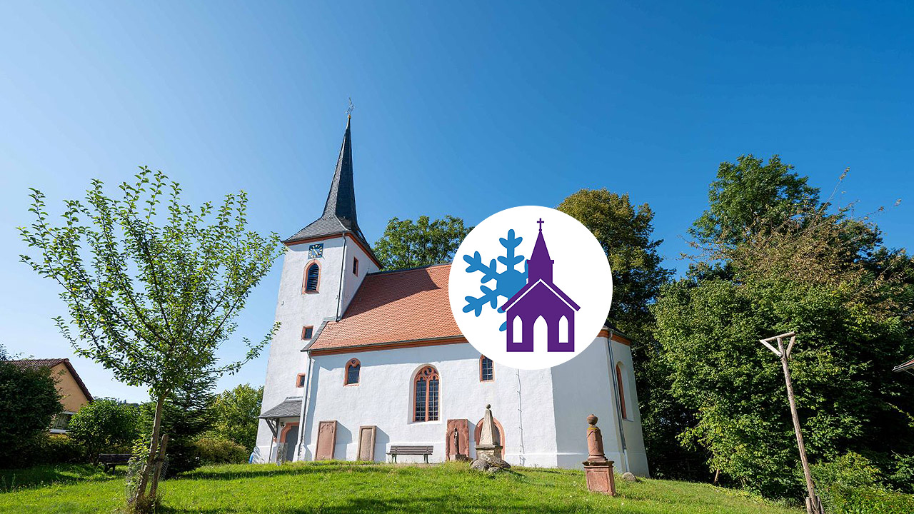 Kirche in grüner Natur mit Hinweis auf kühle Kirche
