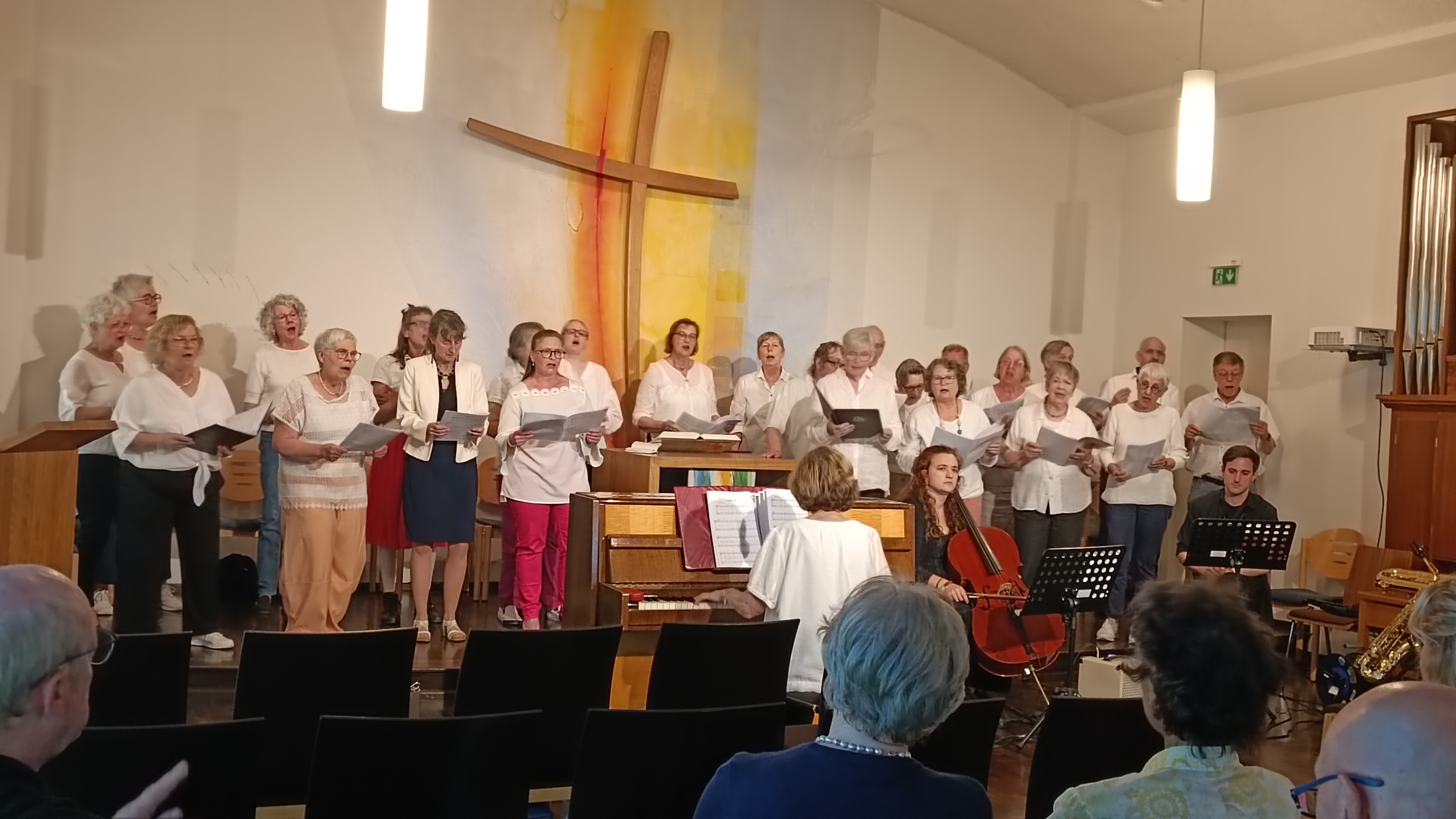 Chor mit 2 Musiker 8 (Cello und Saxophon) 