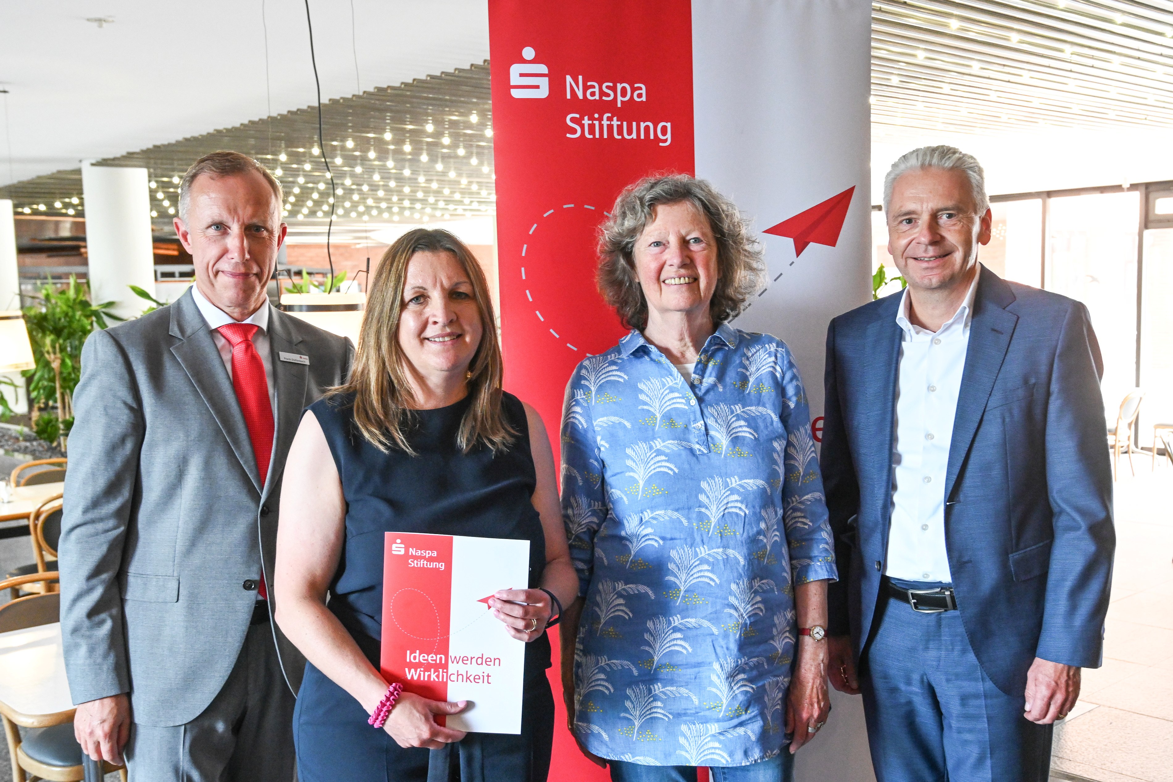 V.l.n.r.: Frank Diefenbach, Nora Hechler, Lieselotte Wendl, Landrat Michael Cyriax bei der Fördergeld-Übergabe im MTK Kreishaus in Hofheim
