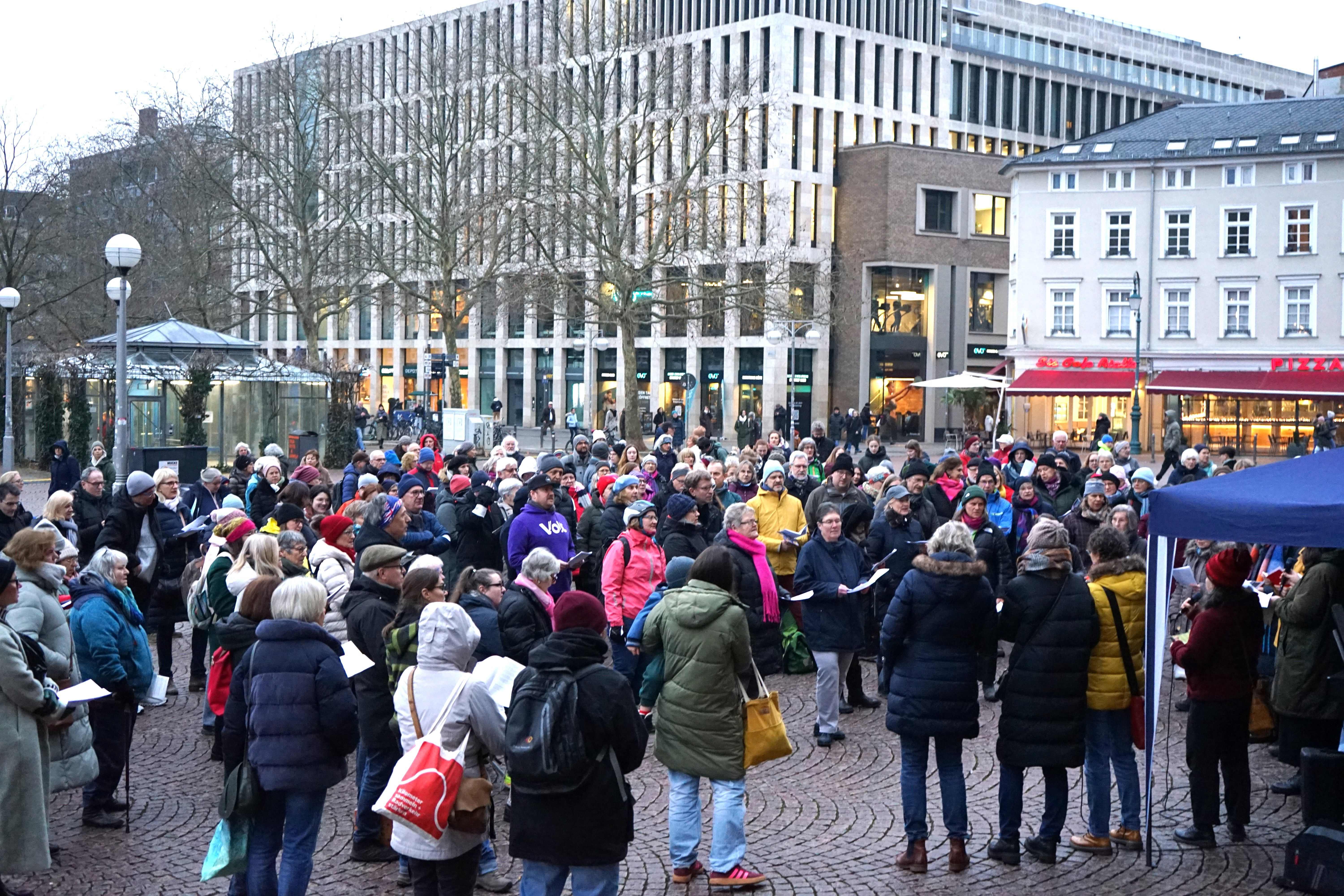Menschen auf dem Dernschen Gelände in Wiesbaden