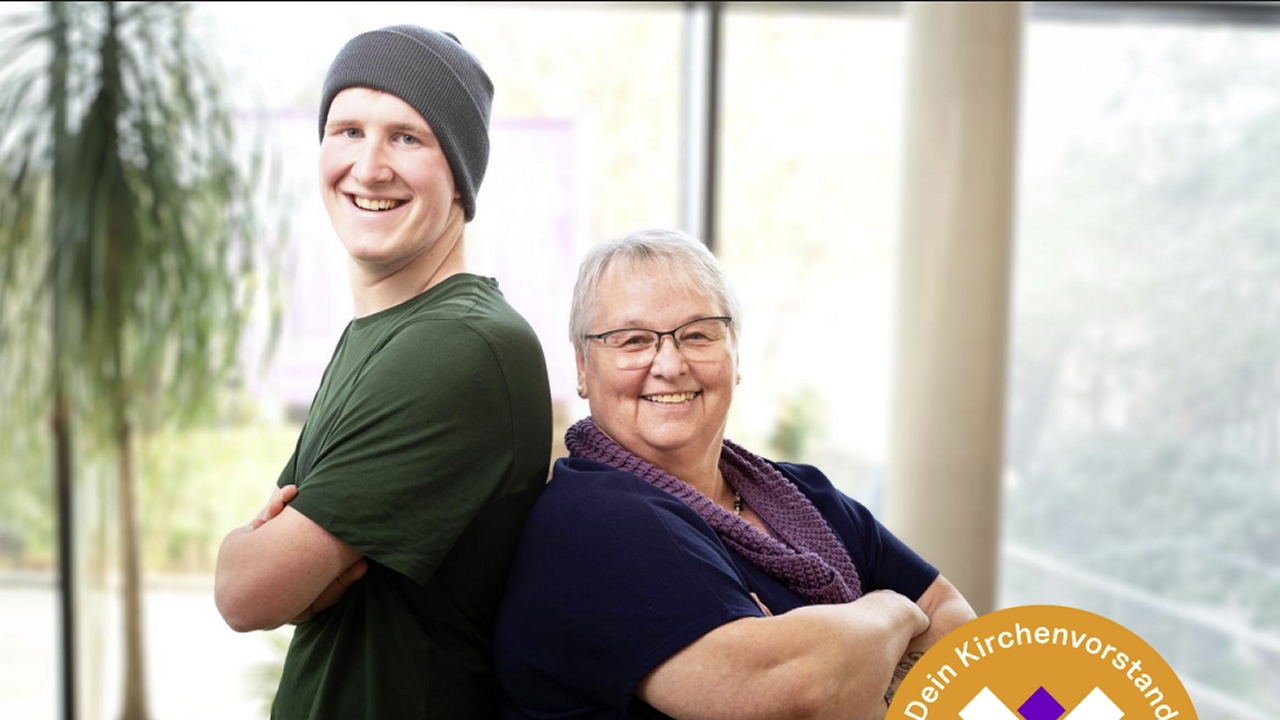 Kandidierendensuche Zwei Personen – ein junger Mann mit Mütze und eine ältere Frau mit Brille – stehen Rücken an Rücken, lächeln in die Kamera und verschränken die Arme. Im Hintergrund ist ein heller Innenraum mit Pflanzen und großen Fenstern zu sehen. Unten rechts befindet sich ein grafisches Element zum Kirchenvorstand.