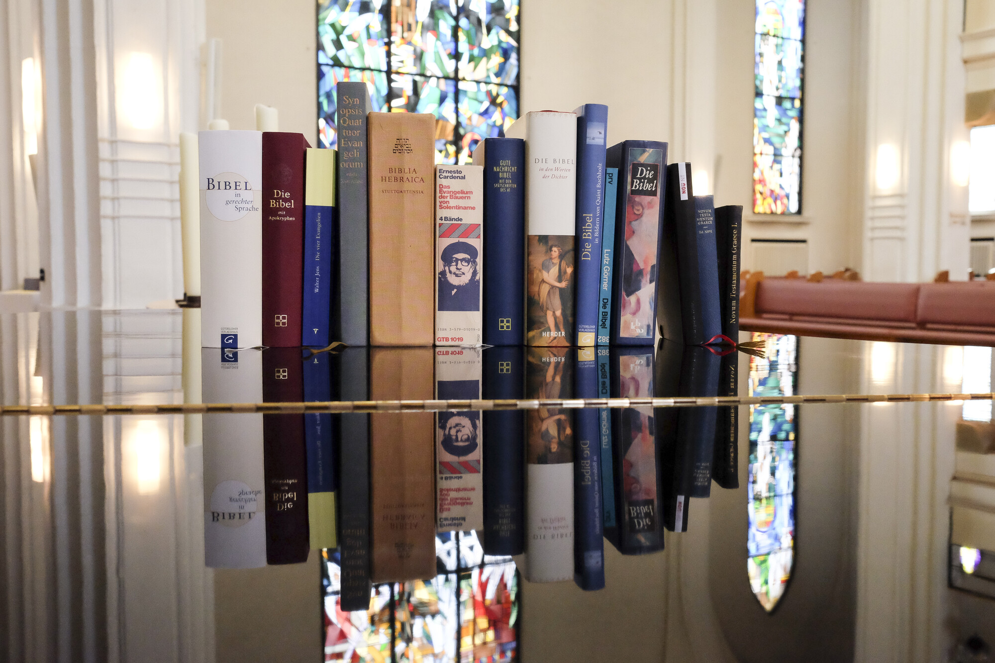 Evangelische Friedensgemeinde in Bremen: Altar mit Bibeln. Foto: Karsten Klama