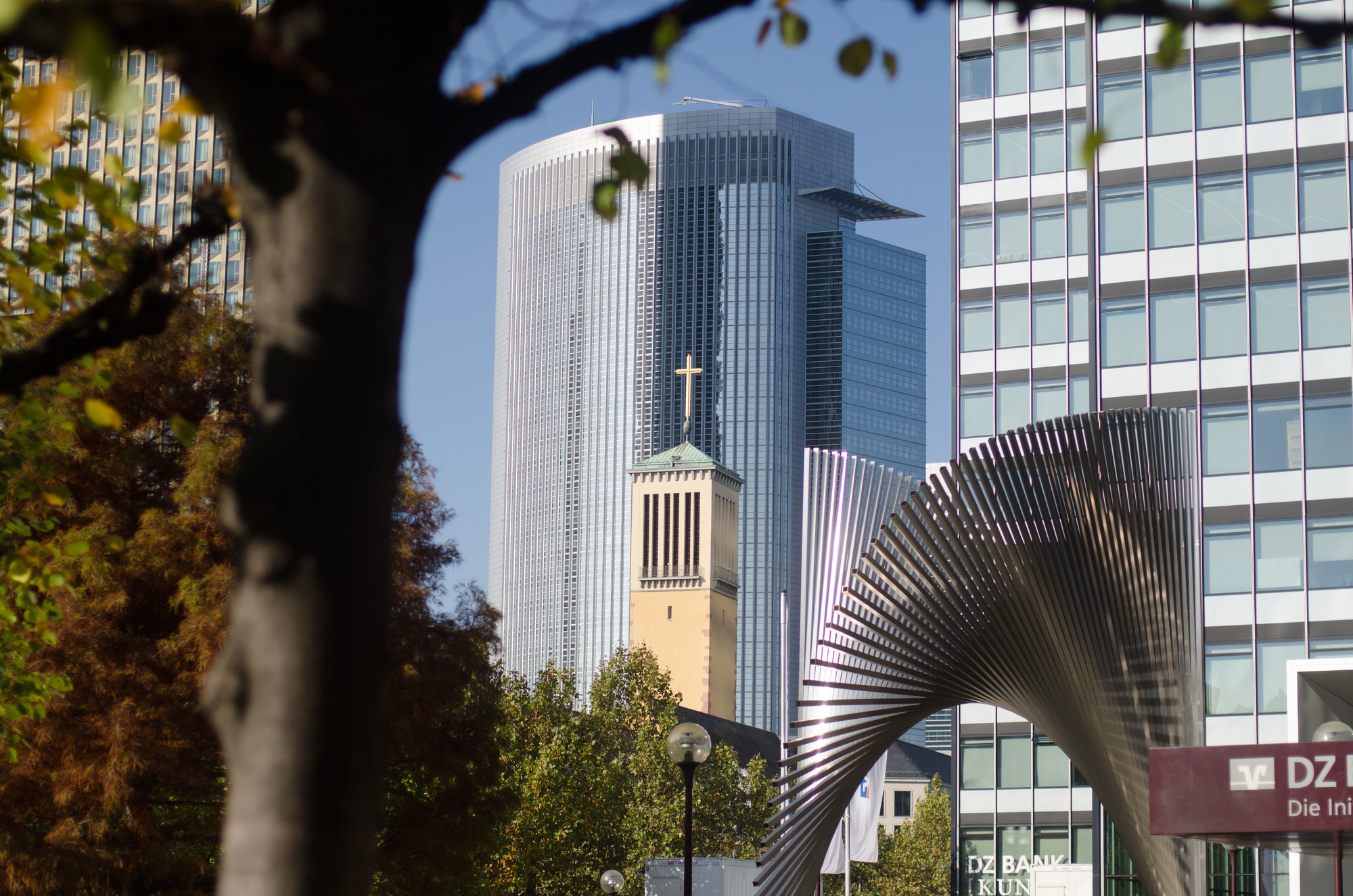Die Frankfurter Matthäuskirche steht zwischen Messe, Büro- und Bankgebäuden