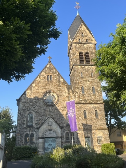 Das Foto zeigt die Eingangsseite der Evangelischen Michaelskirche Mainz-Kostheim